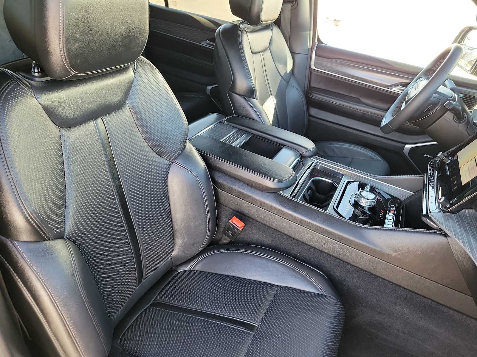 Thumbnail: 2024 Jeep Wagoneer - 22