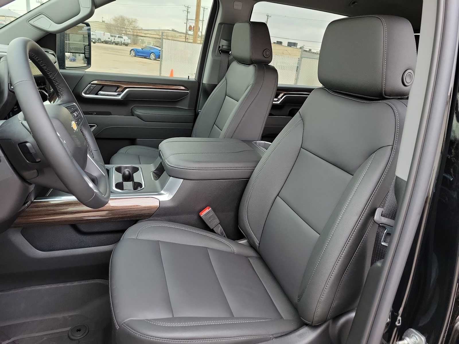 Thumbnail: 2026 Chevrolet Silverado 3500 - 15