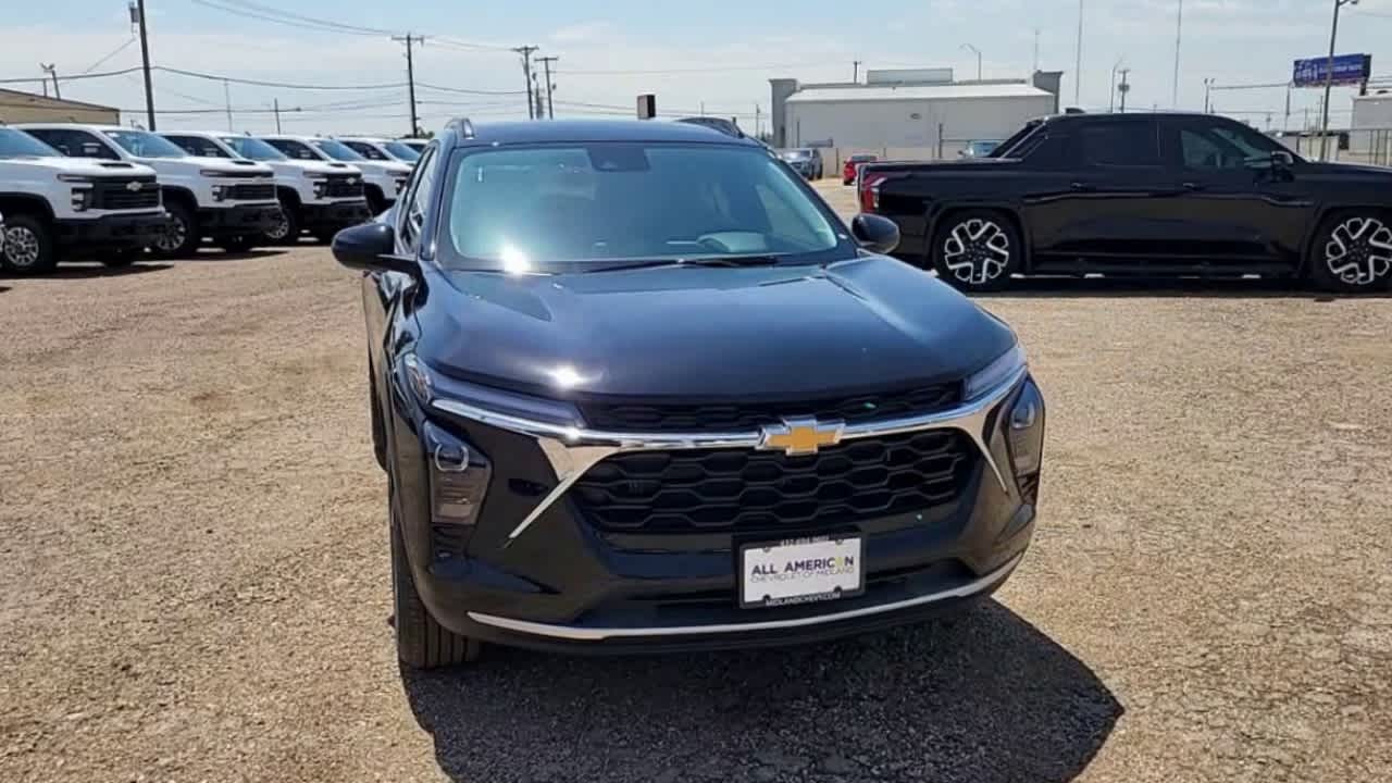 Thumbnail: 2025 Chevrolet Trax - 3