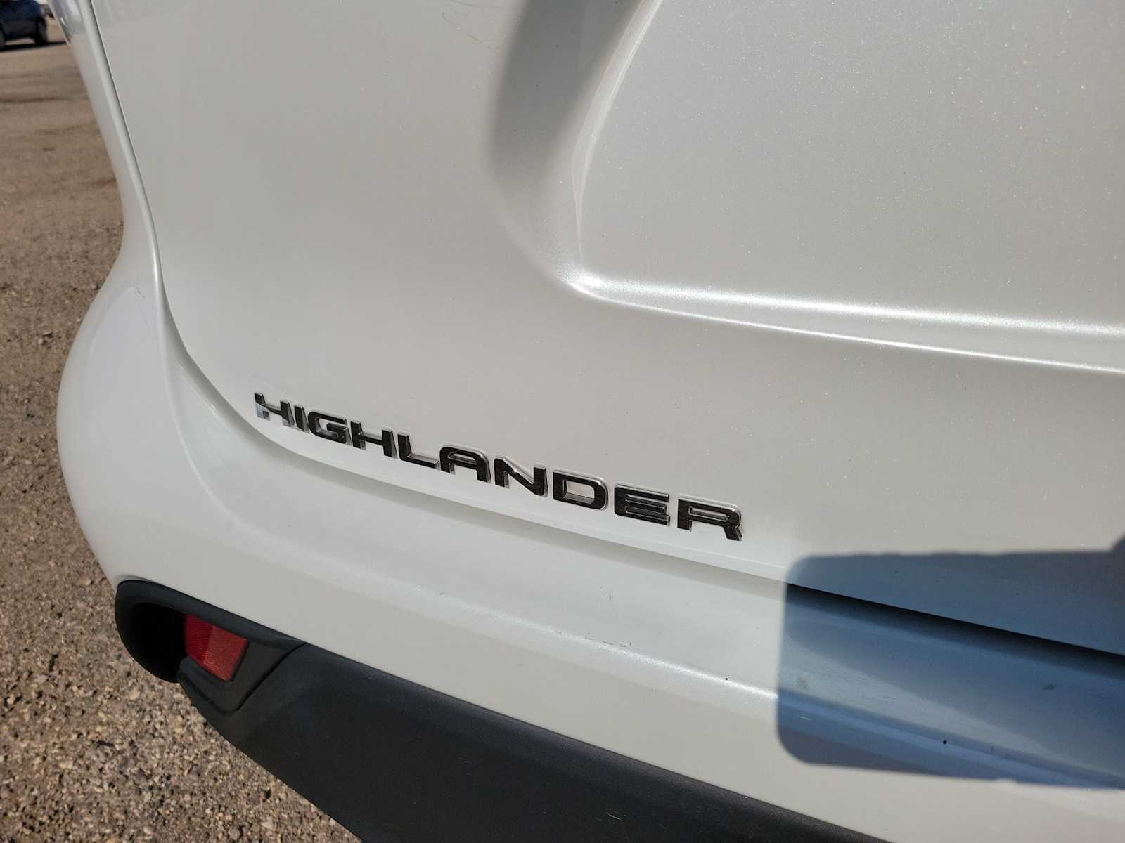 Thumbnail: 2023 Toyota Highlander - 15