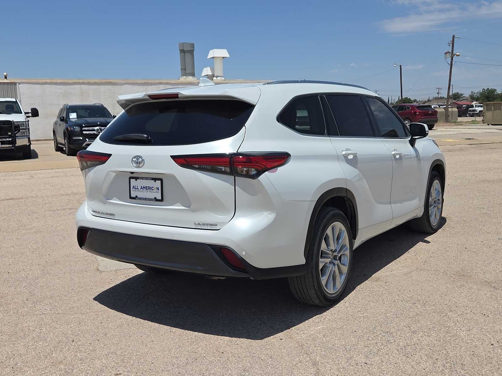 Thumbnail: 2023 Toyota Highlander - 8