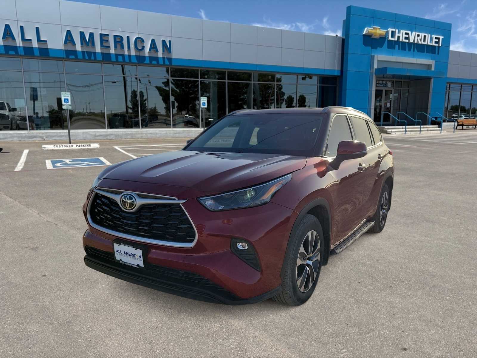 2022 Toyota Highlander XLE Hero Image