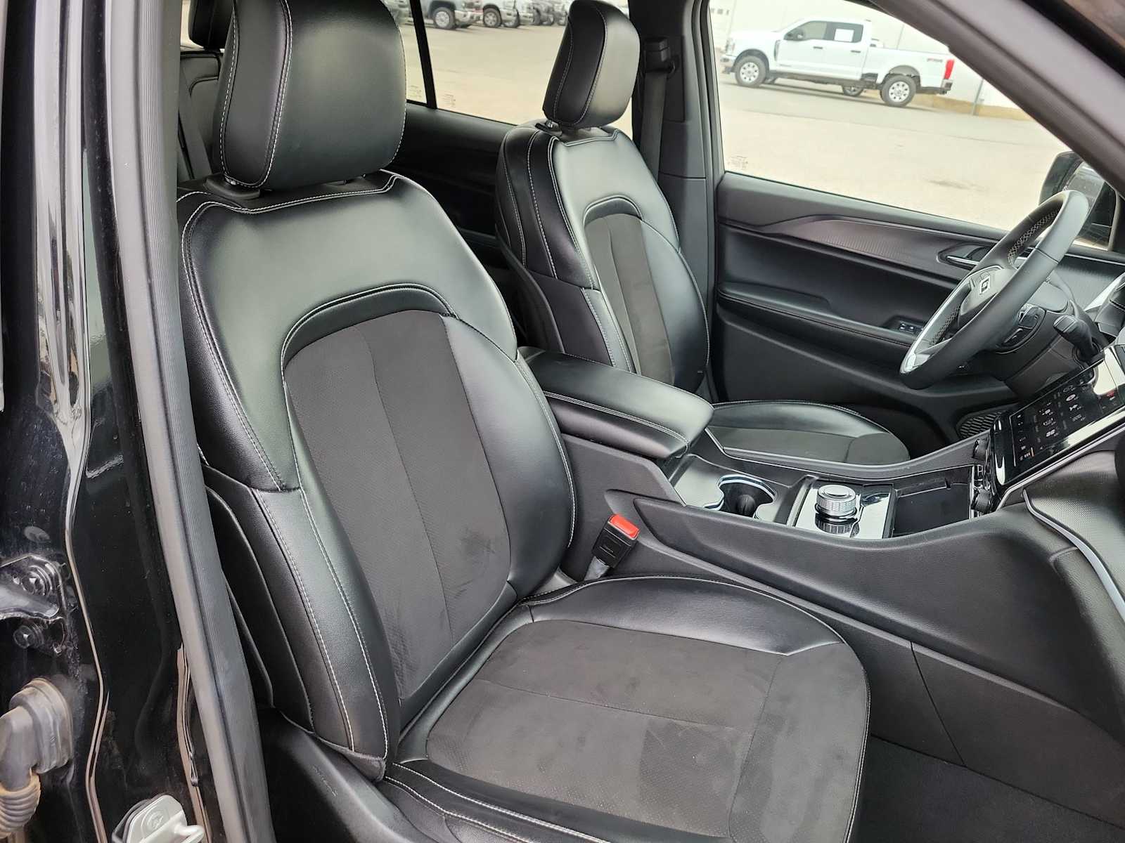 Thumbnail: 2024 Jeep Grand Cherokee - 18