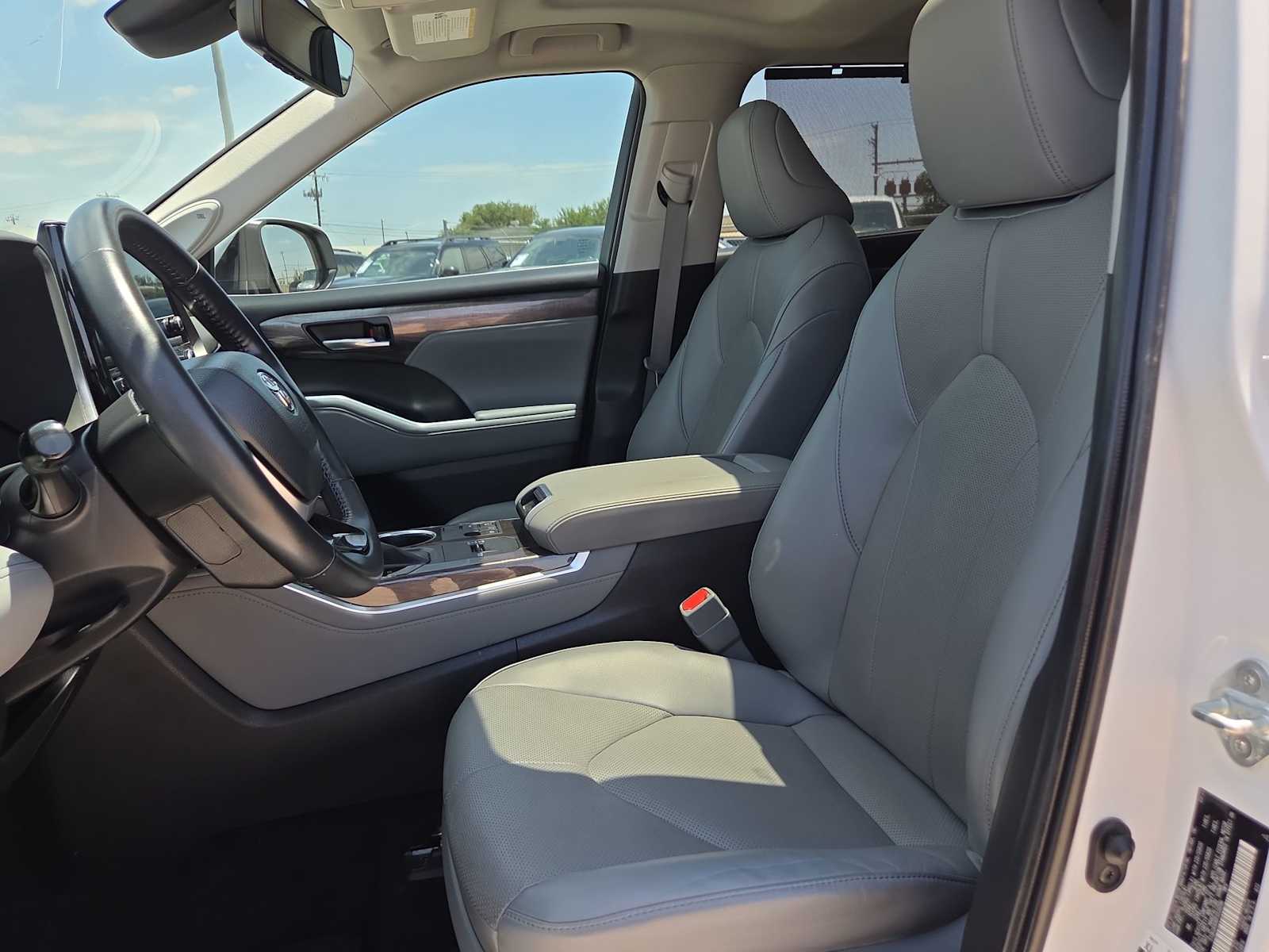 Thumbnail: 2023 Toyota Highlander - 15