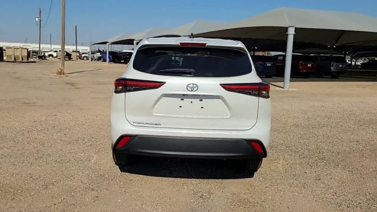 Thumbnail: 2023 Toyota Highlander - 7