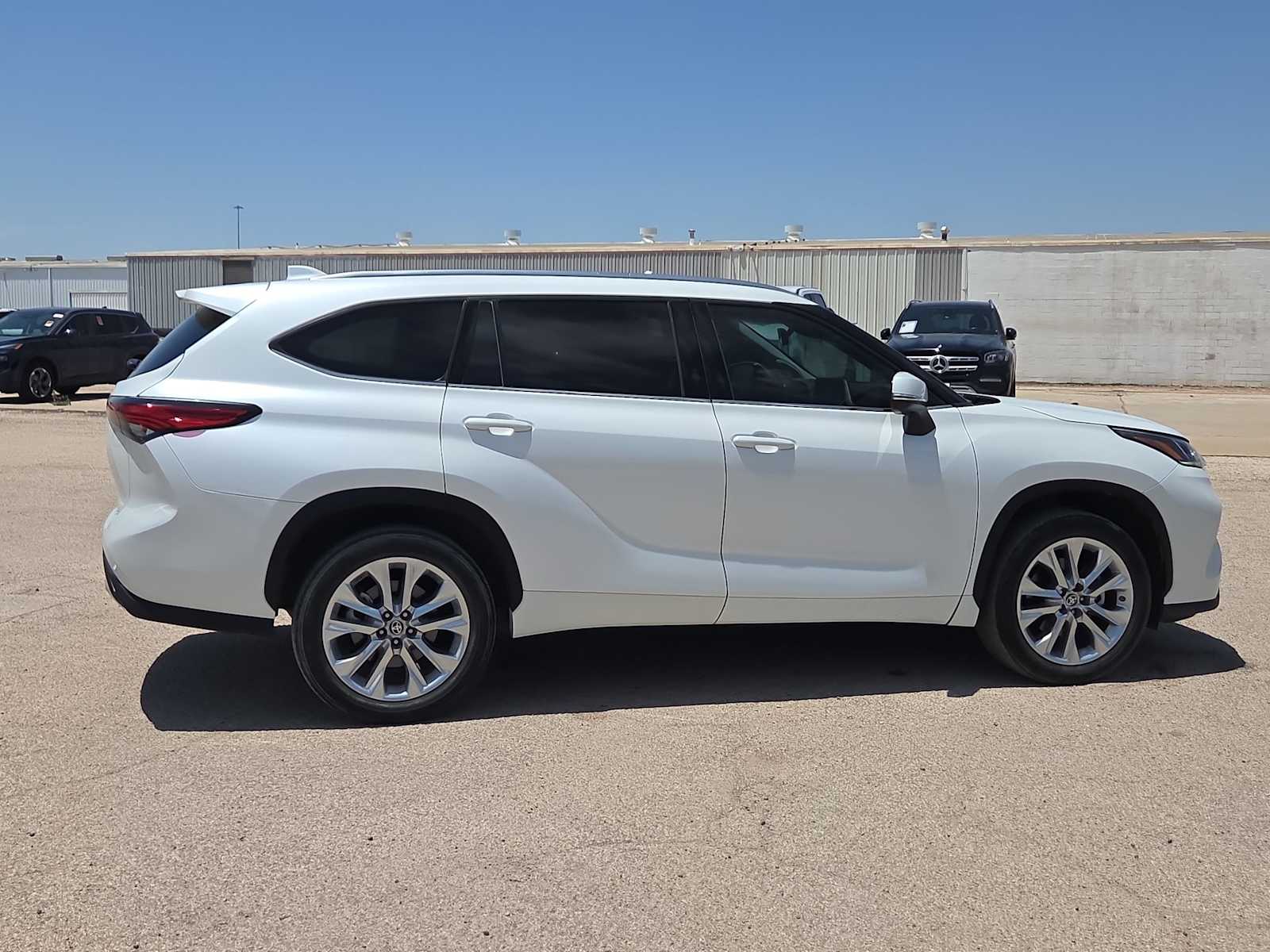 Thumbnail: 2023 Toyota Highlander - 9