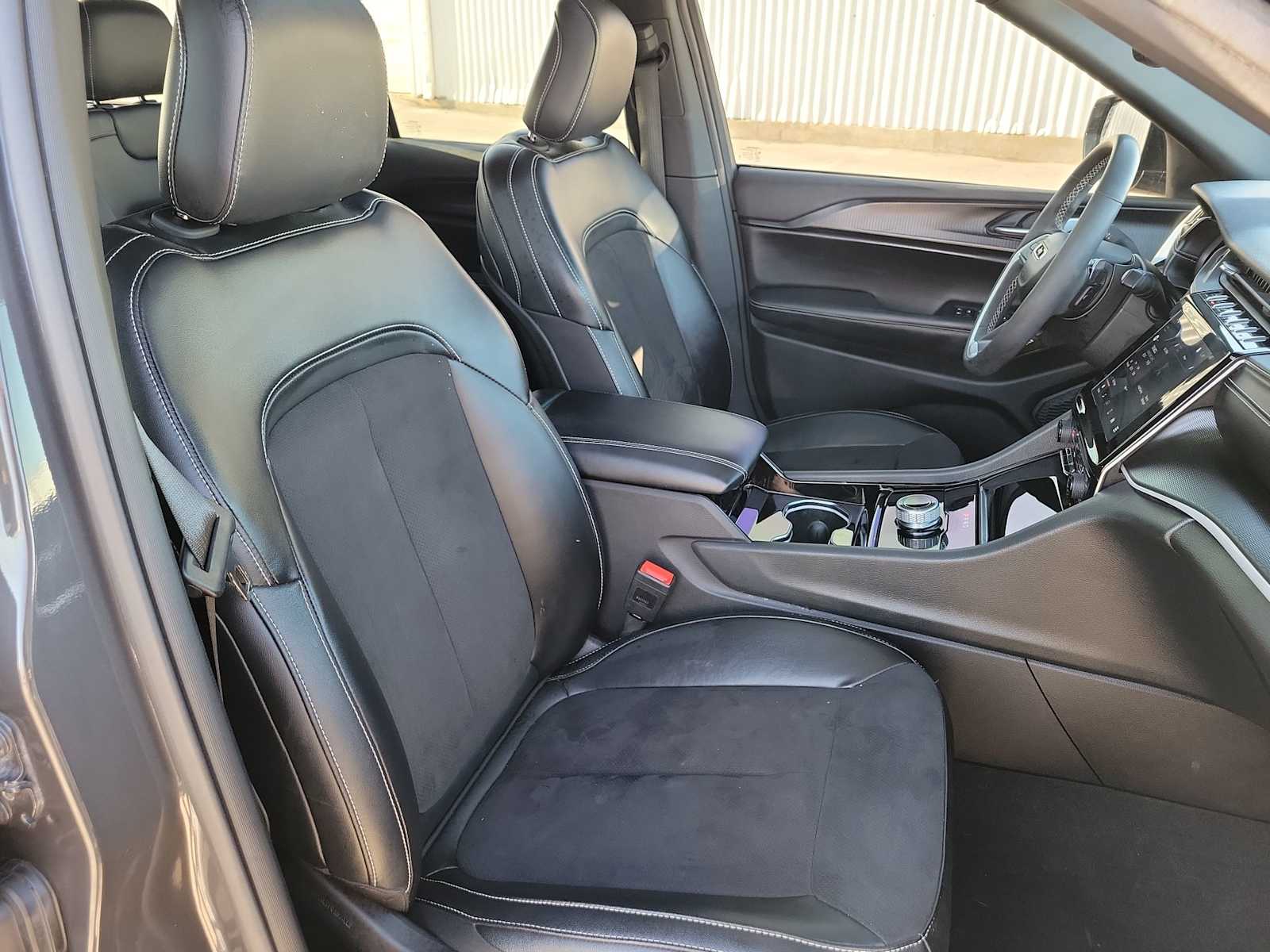 Thumbnail: 2023 Jeep Grand Cherokee - 18