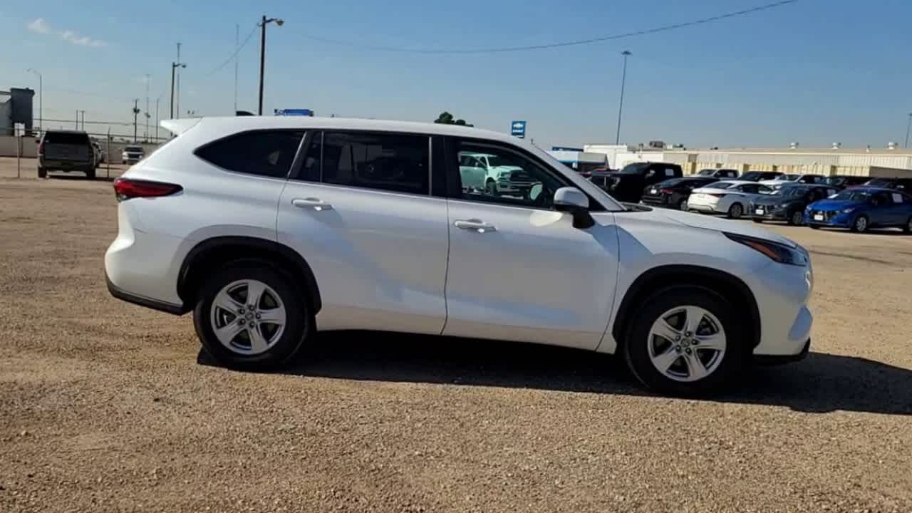 Thumbnail: 2023 Toyota Highlander - 9
