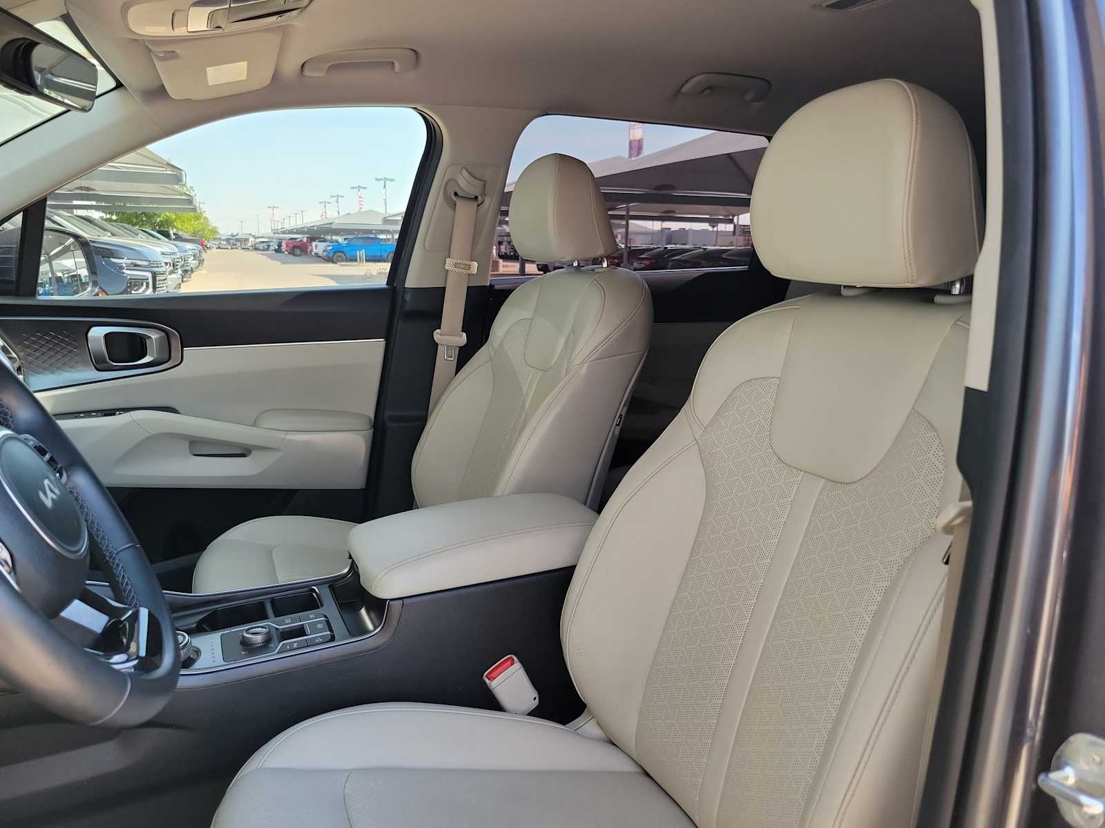 Thumbnail: 2023 Kia Sorento - 11