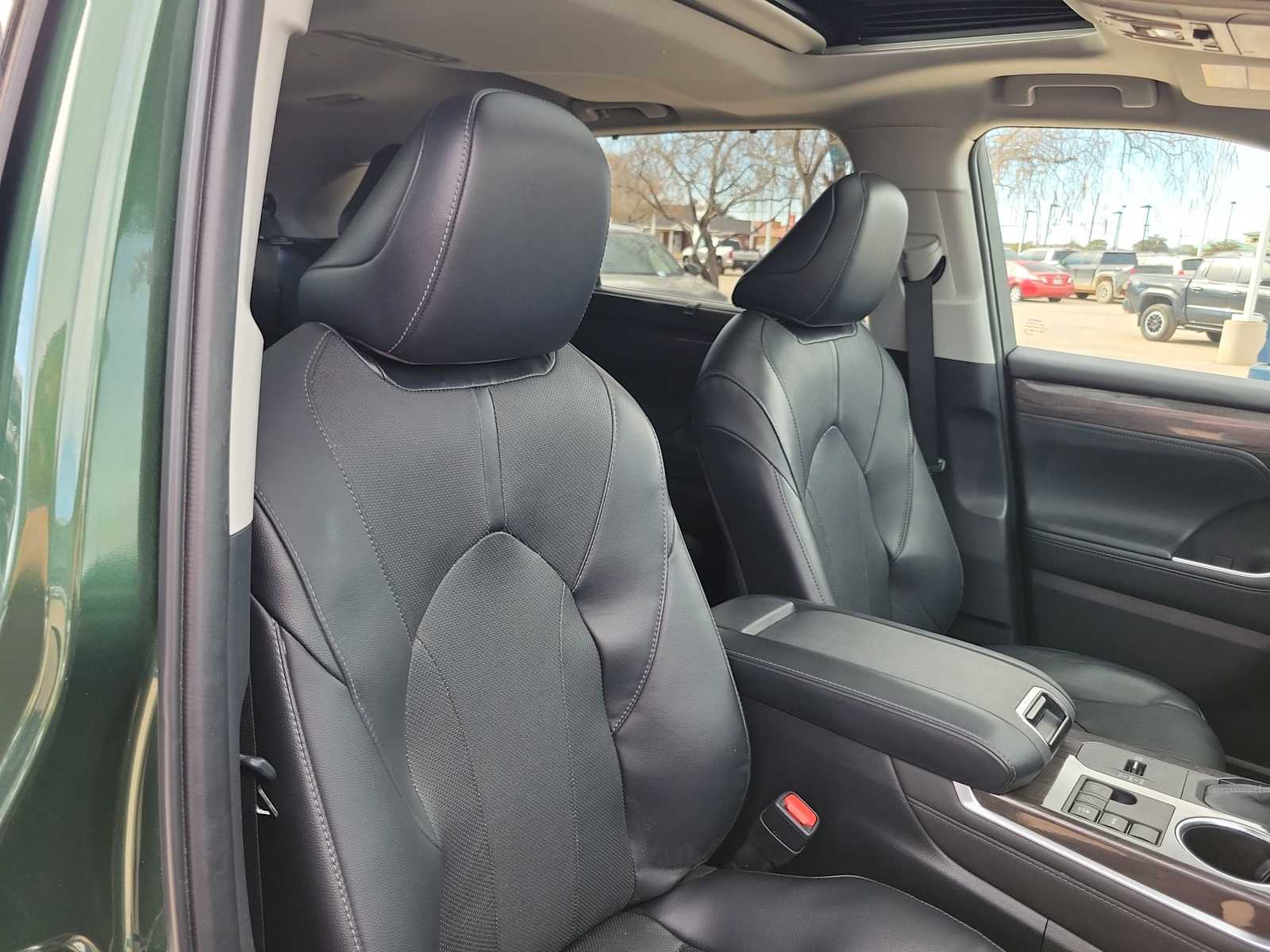 Thumbnail: 2023 Toyota Highlander - 10