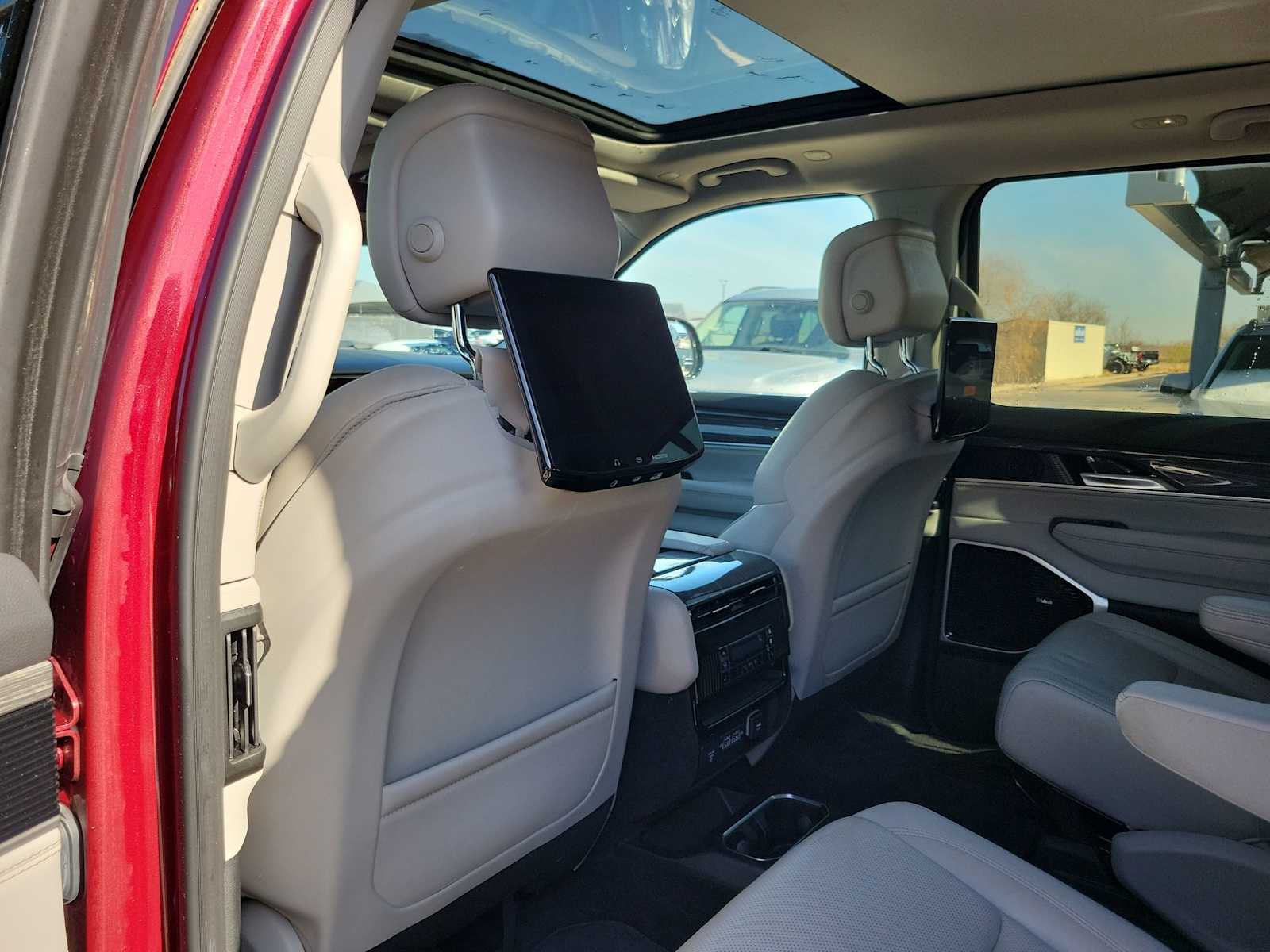 Thumbnail: 2022 Jeep Wagoneer - 12