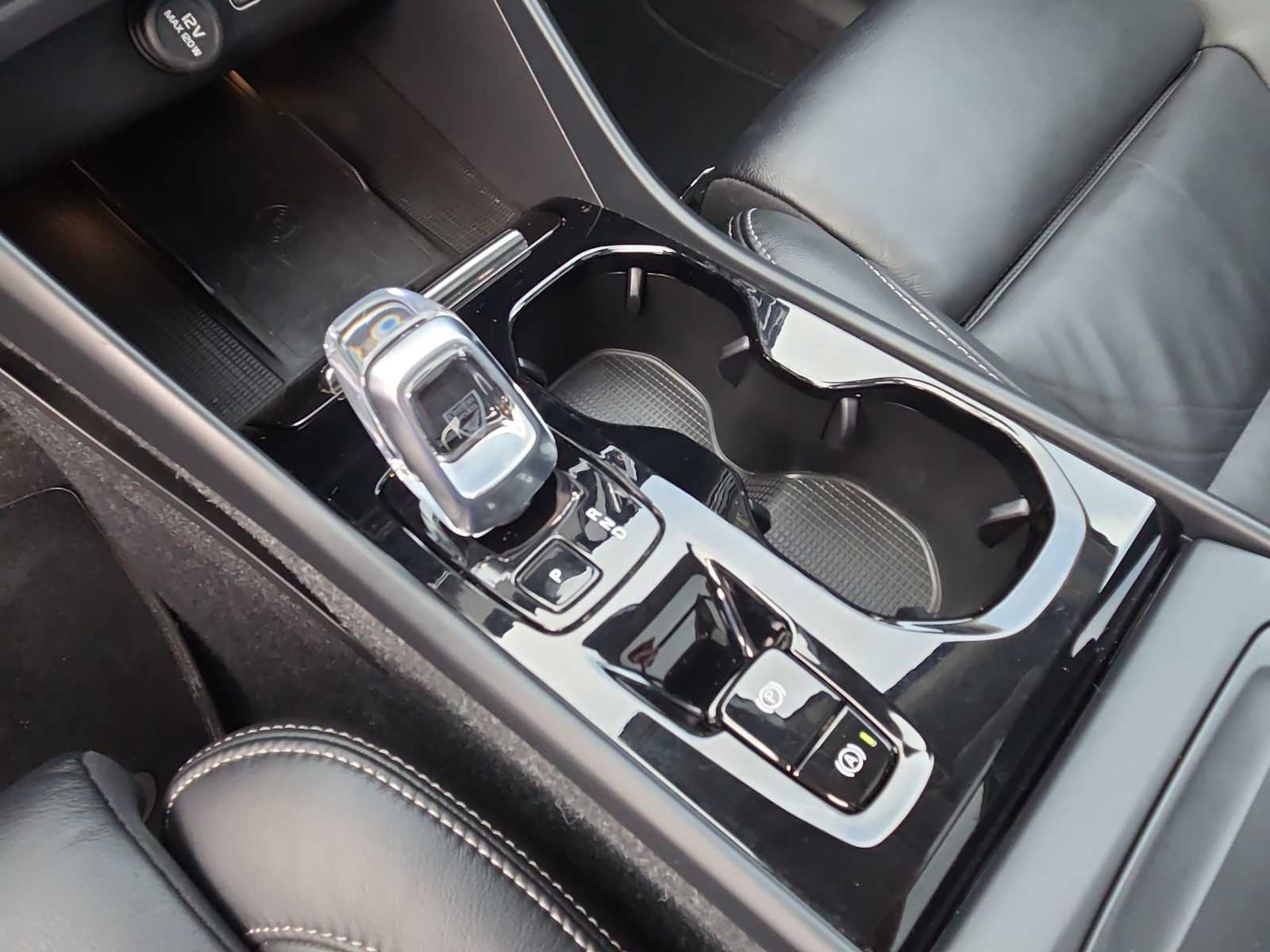 Thumbnail: 2023 Volvo XC40 - 17