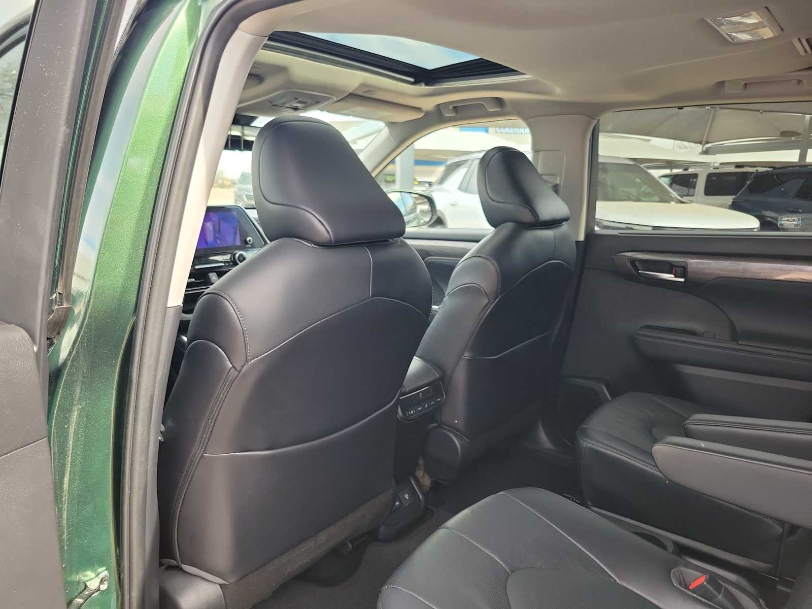 Thumbnail: 2023 Toyota Highlander - 8