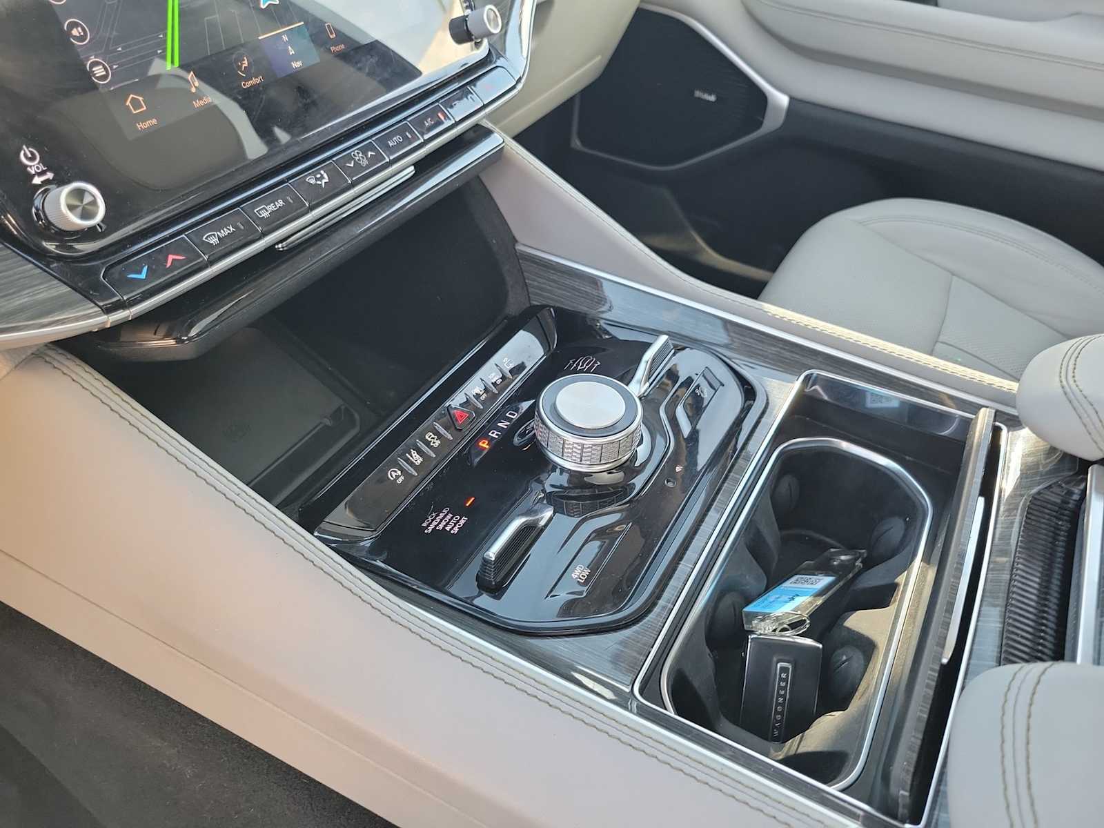 Thumbnail: 2022 Jeep Wagoneer - 17