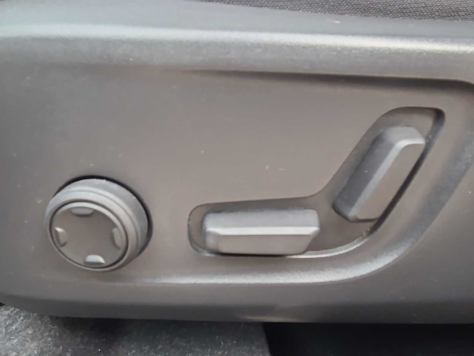 Thumbnail: 2023 Volvo XC40 - 14