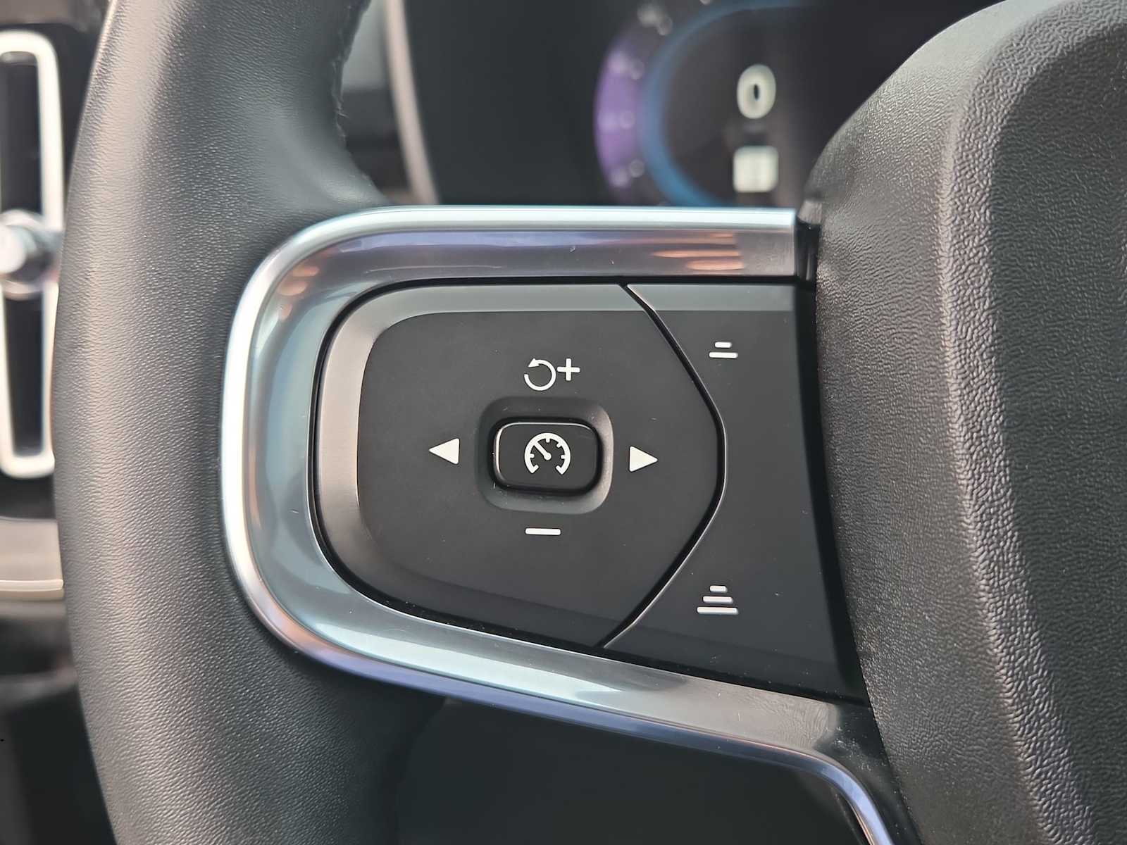 Thumbnail: 2023 Volvo XC40 - 19