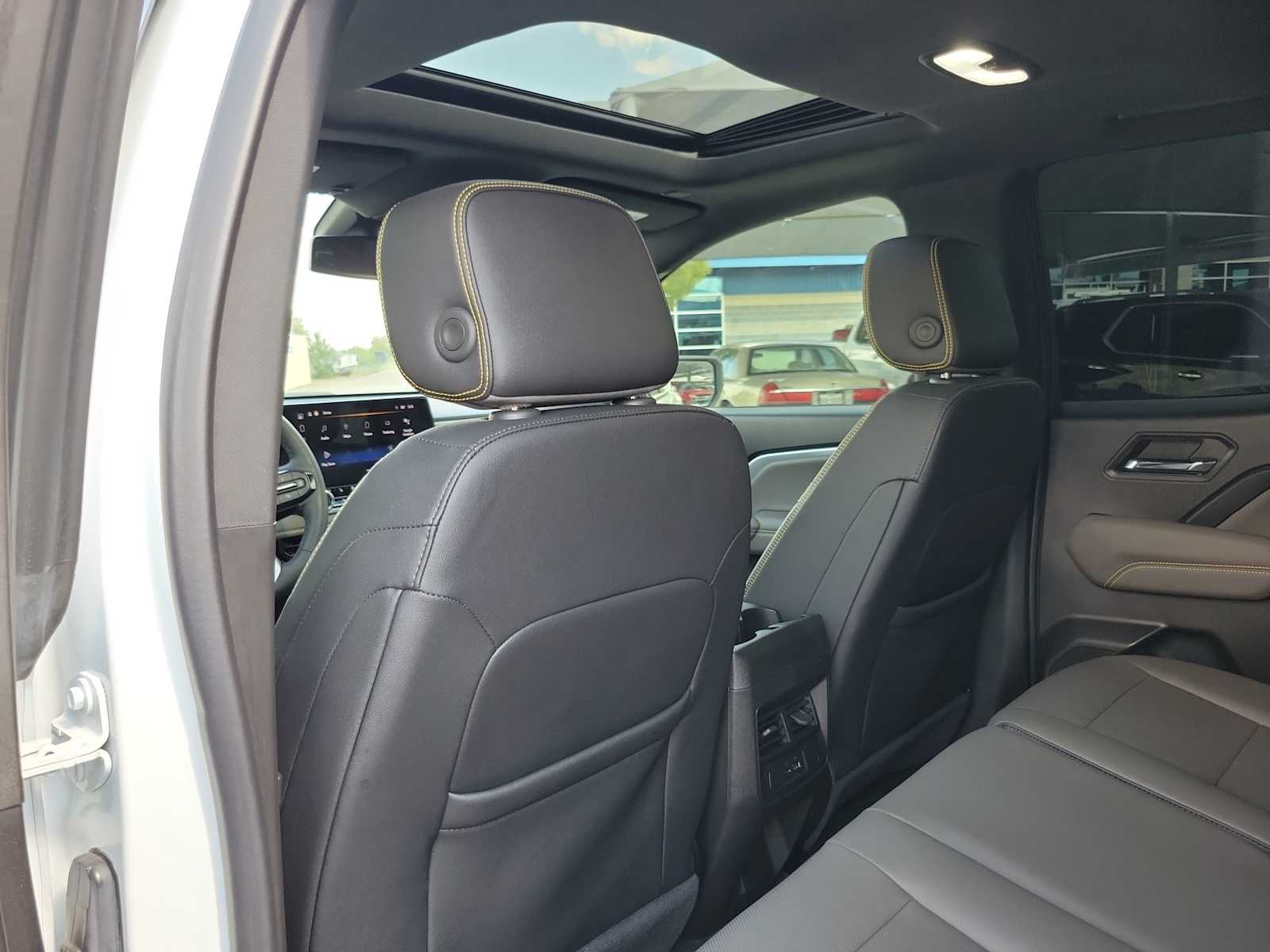 Thumbnail: 2023 Chevrolet Colorado - 12