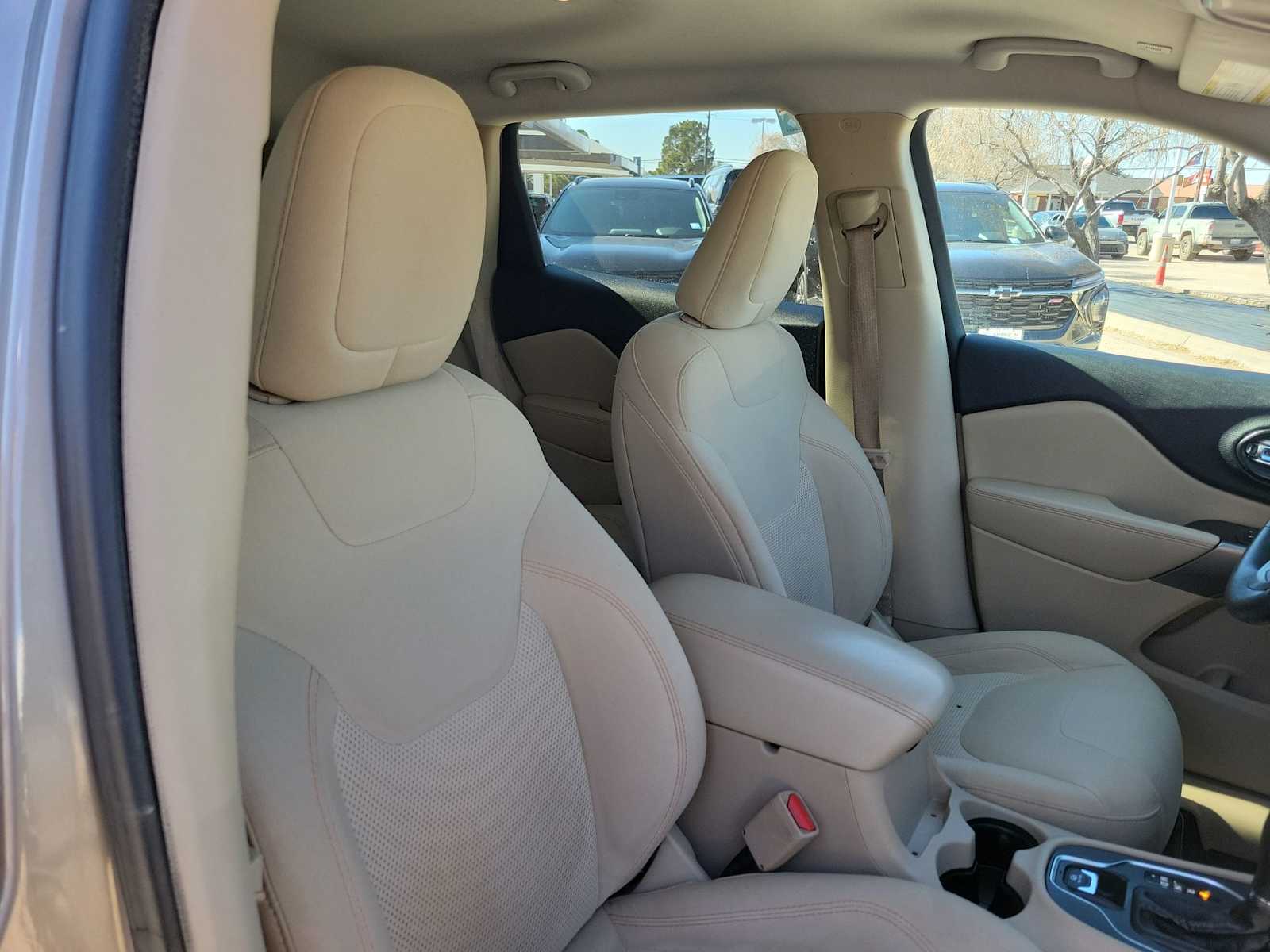 Thumbnail: 2019 Jeep Cherokee - 10