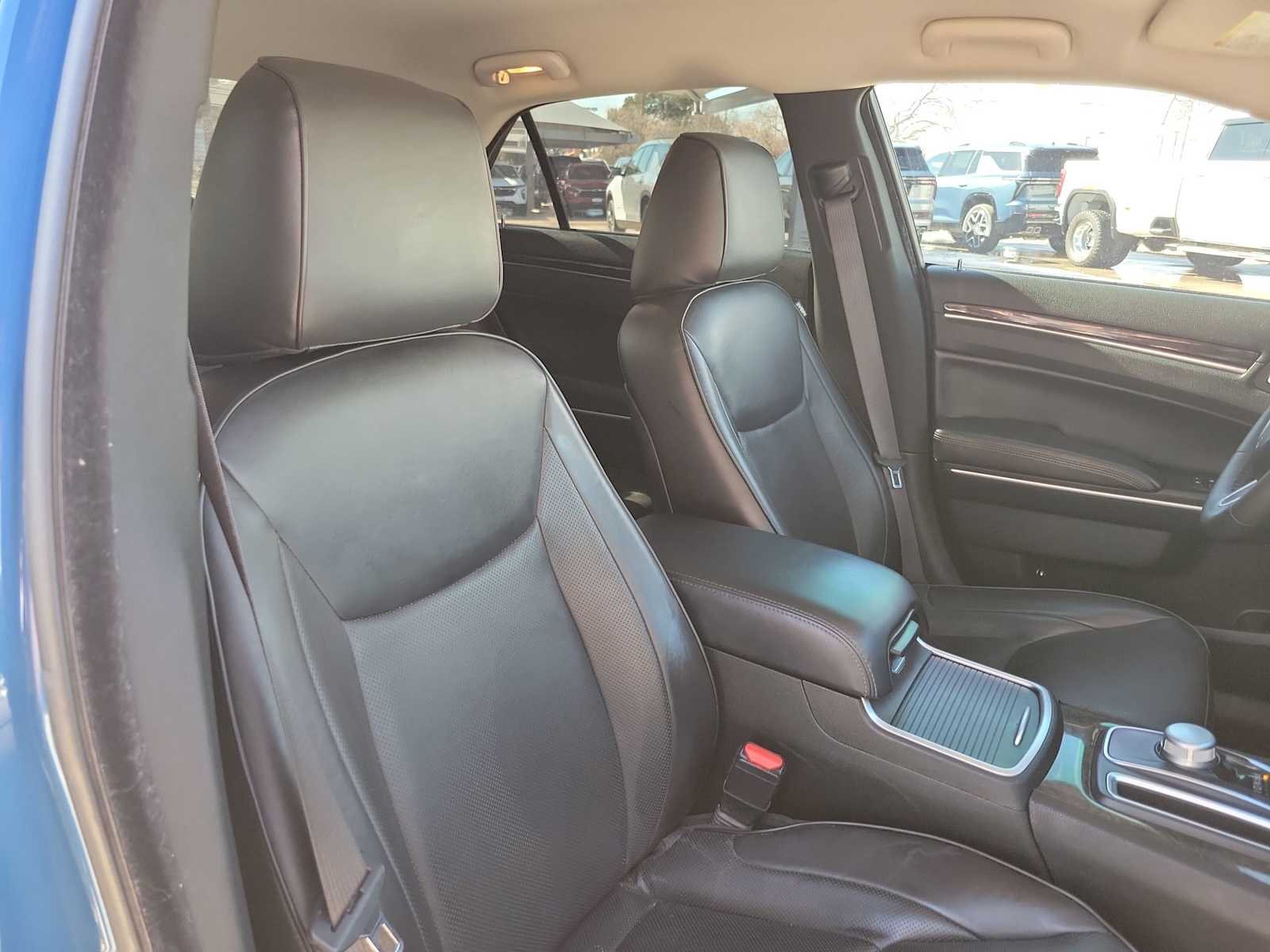 Thumbnail: 2022 Chrysler 300 - 10