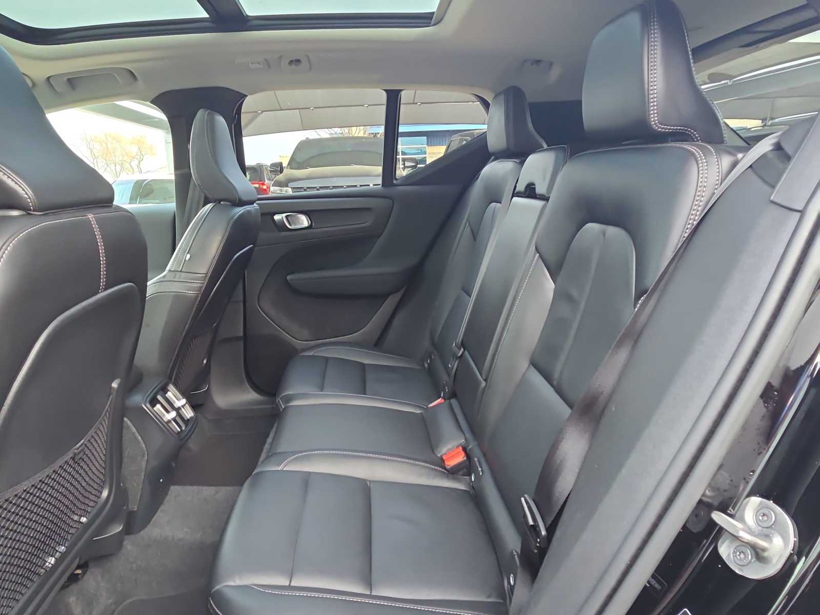 Thumbnail: 2023 Volvo XC40 - 12