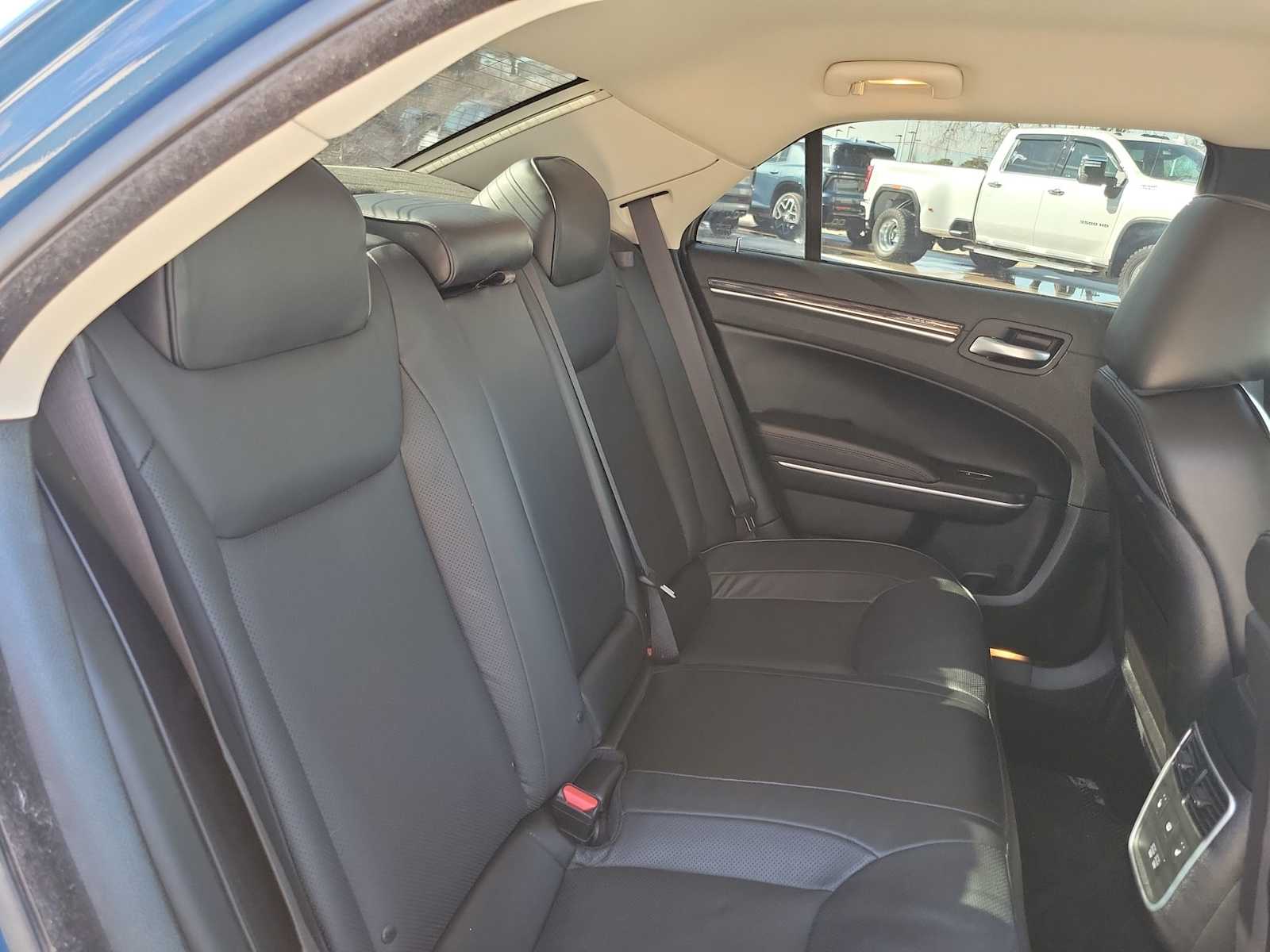 Thumbnail: 2022 Chrysler 300 - 9