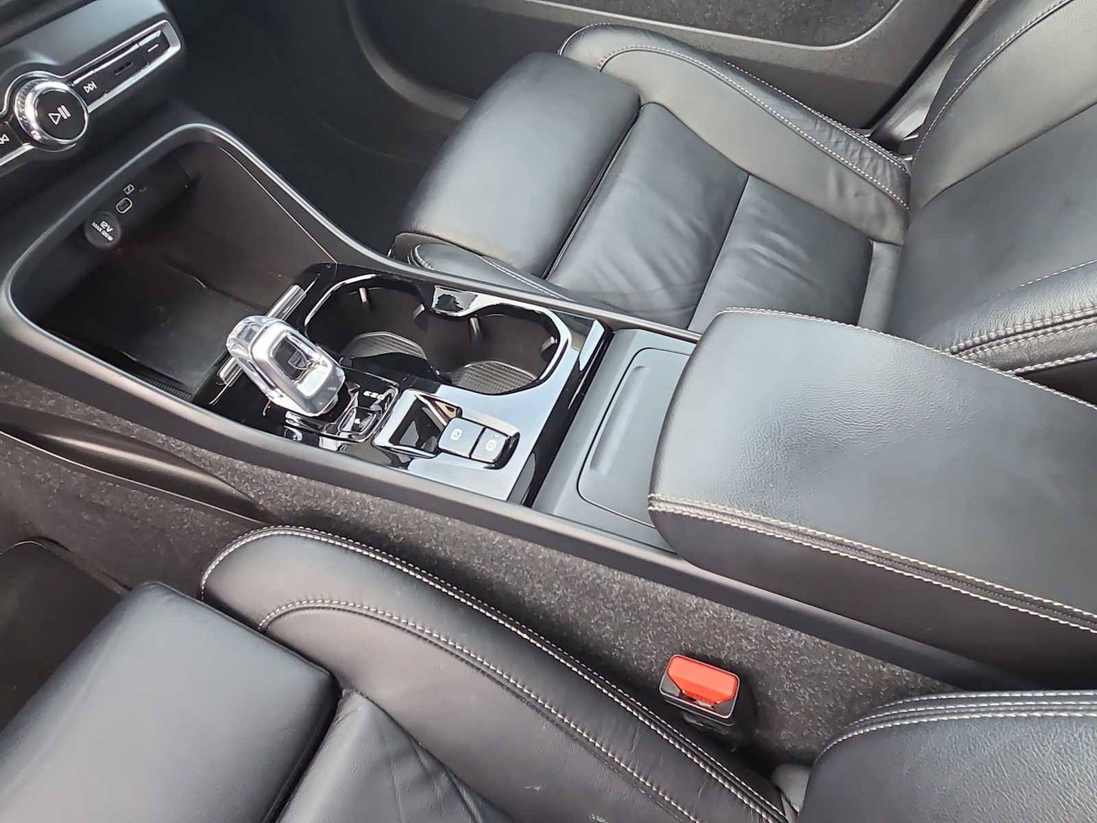 Thumbnail: 2023 Volvo XC40 - 16