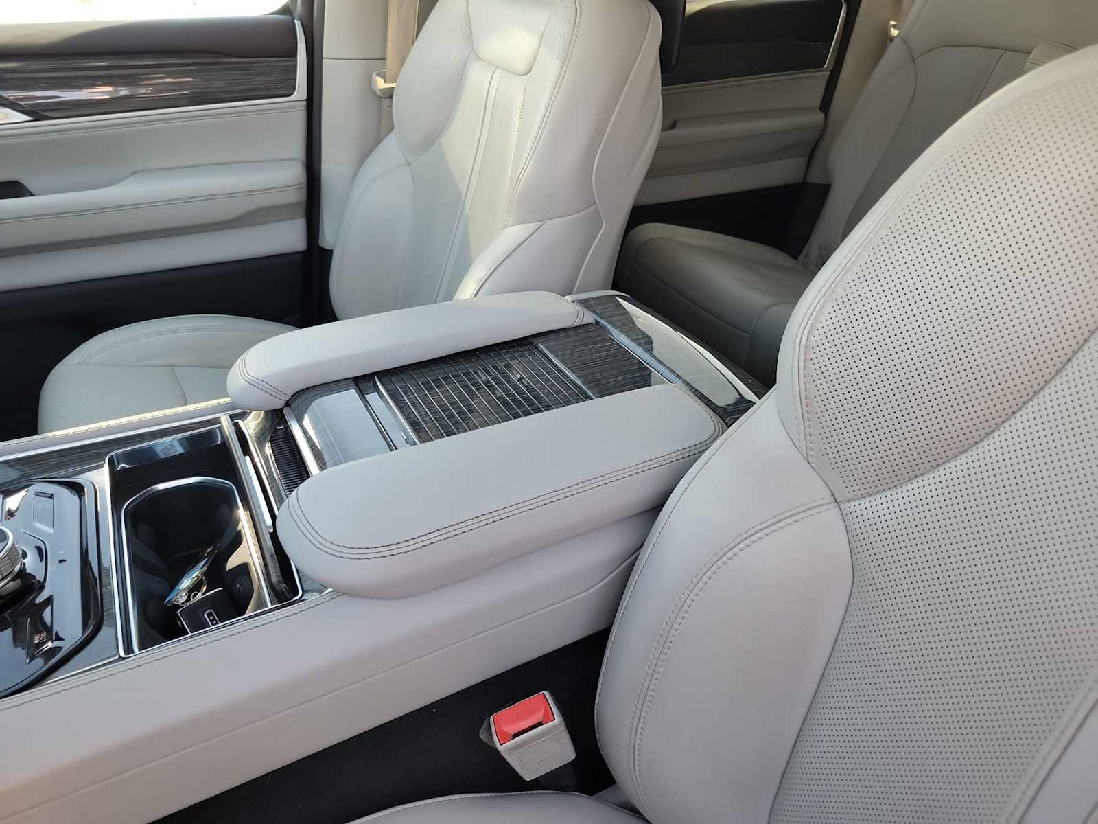 Thumbnail: 2022 Jeep Wagoneer - 16