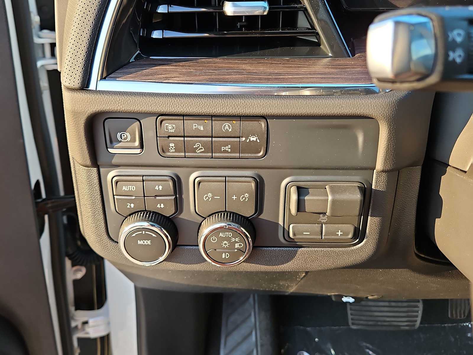 Thumbnail: 2025 Chevrolet Suburban - 17