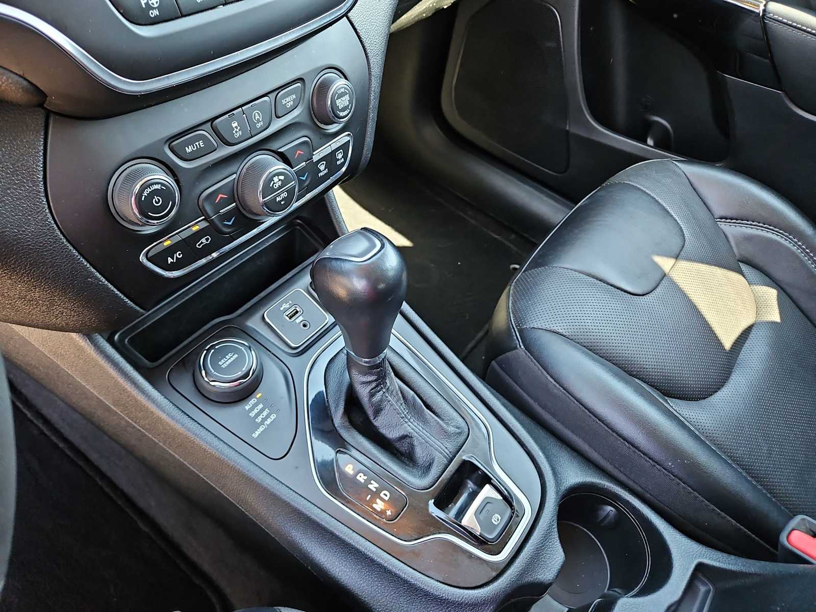 Thumbnail: 2023 Jeep Cherokee - 20