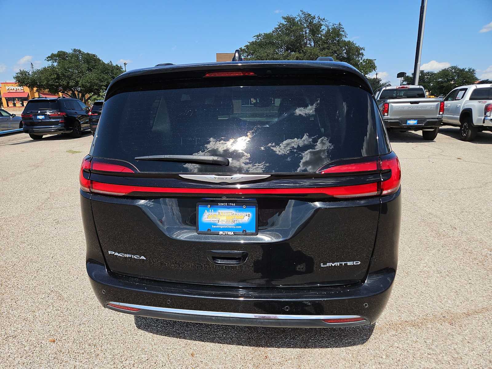 Thumbnail: 2023 Chrysler Pacifica - 5