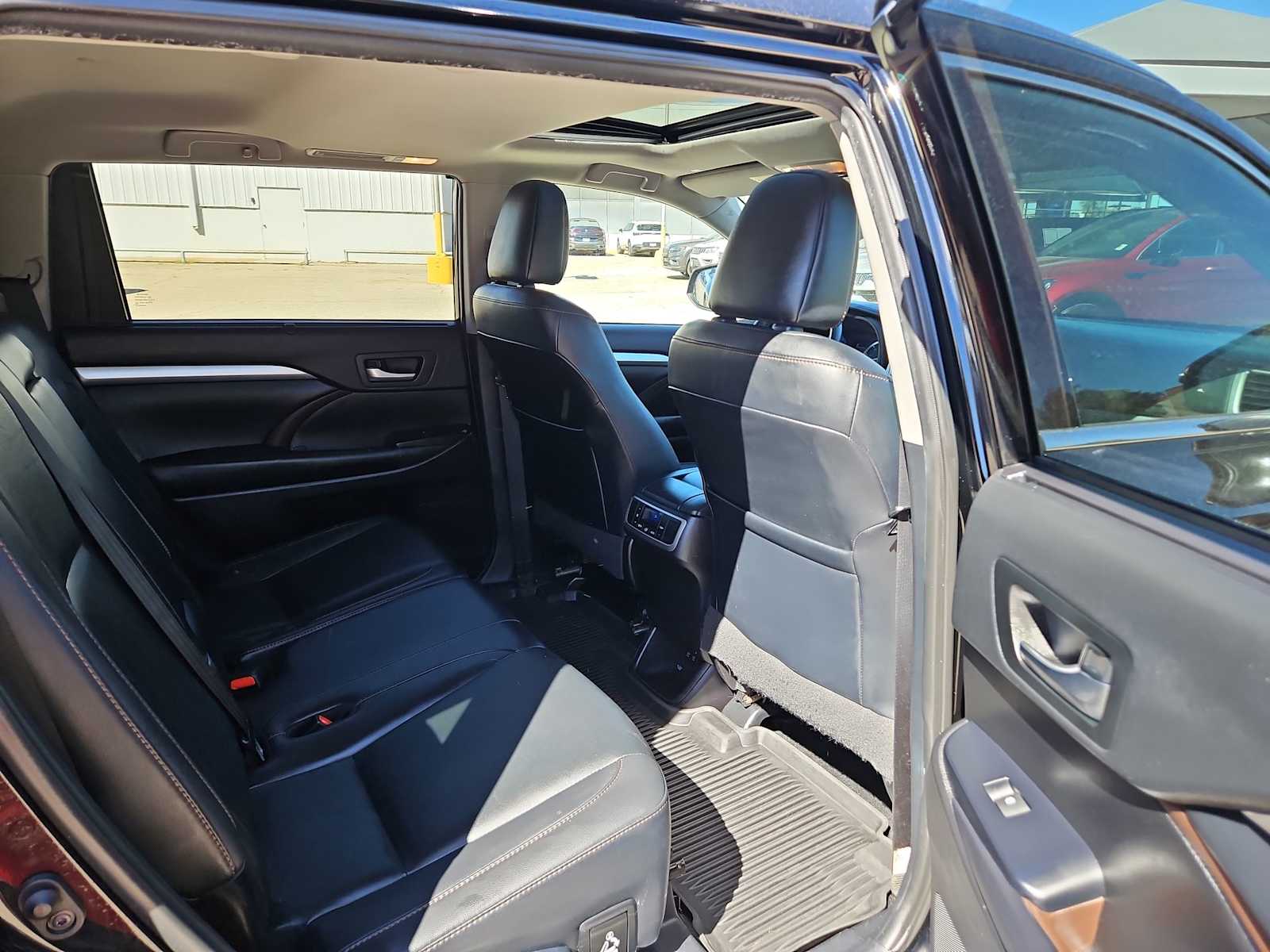 Thumbnail: 2019 Toyota Highlander - 17