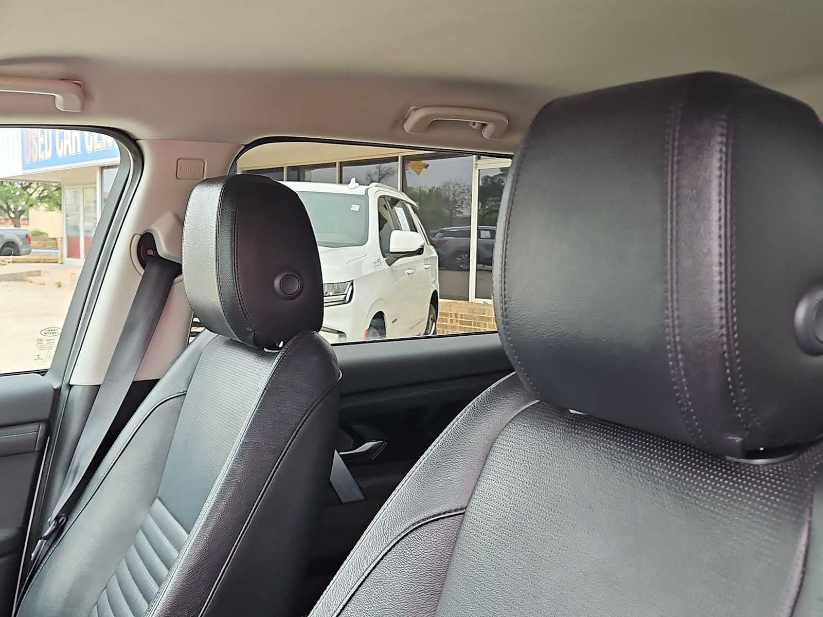 Thumbnail: 2022 Land Rover Discovery Sport - 15