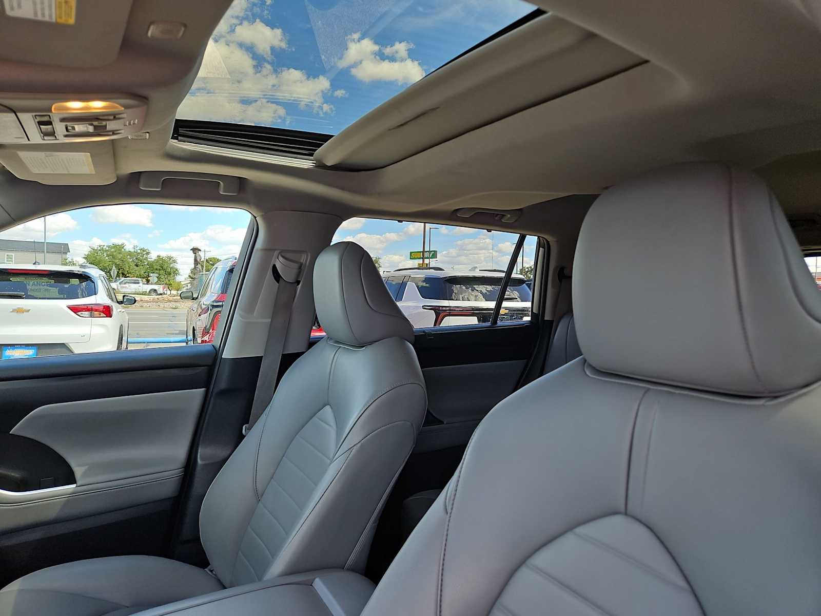 Thumbnail: 2023 Toyota Highlander - 18