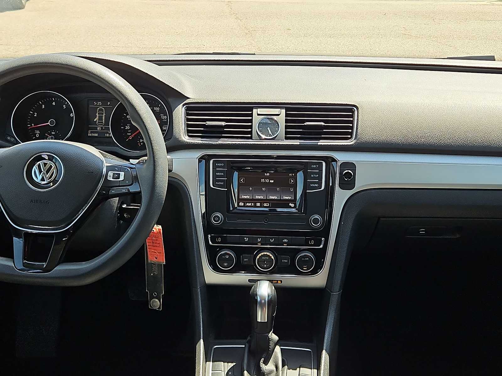Thumbnail: 2017 Volkswagen Passat - 15