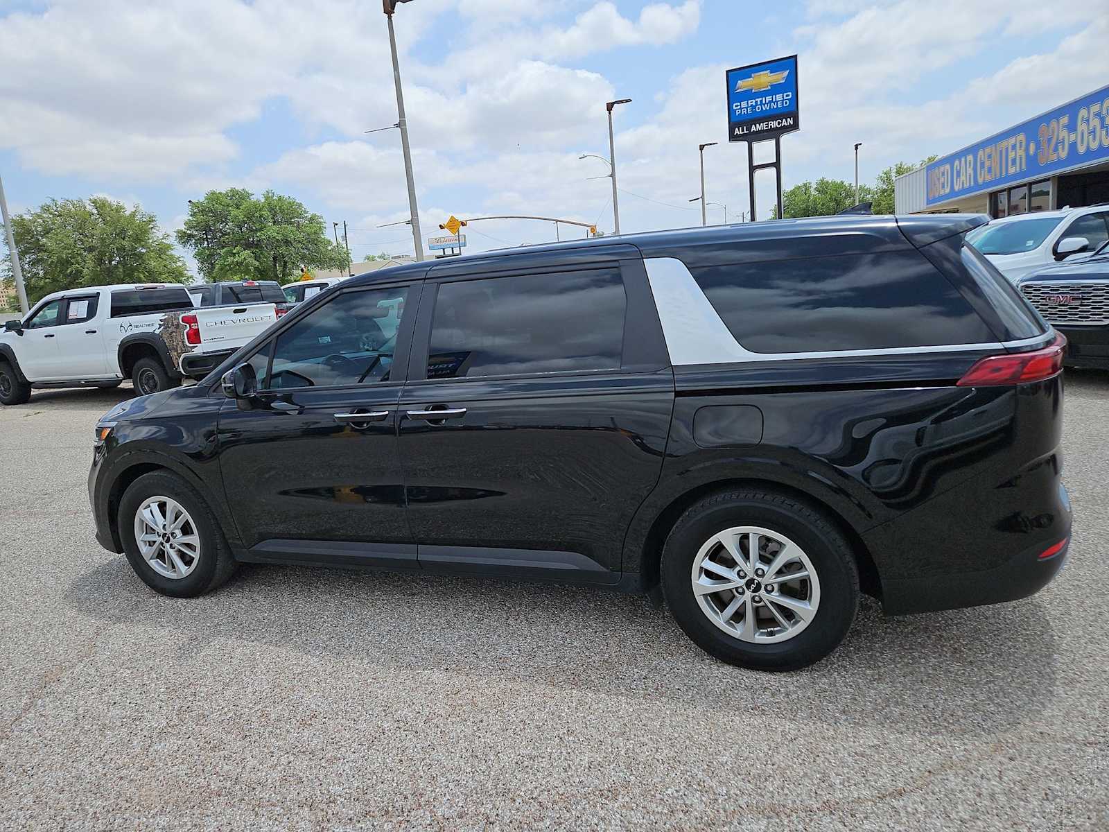 Thumbnail: 2023 Kia Carnival - 3