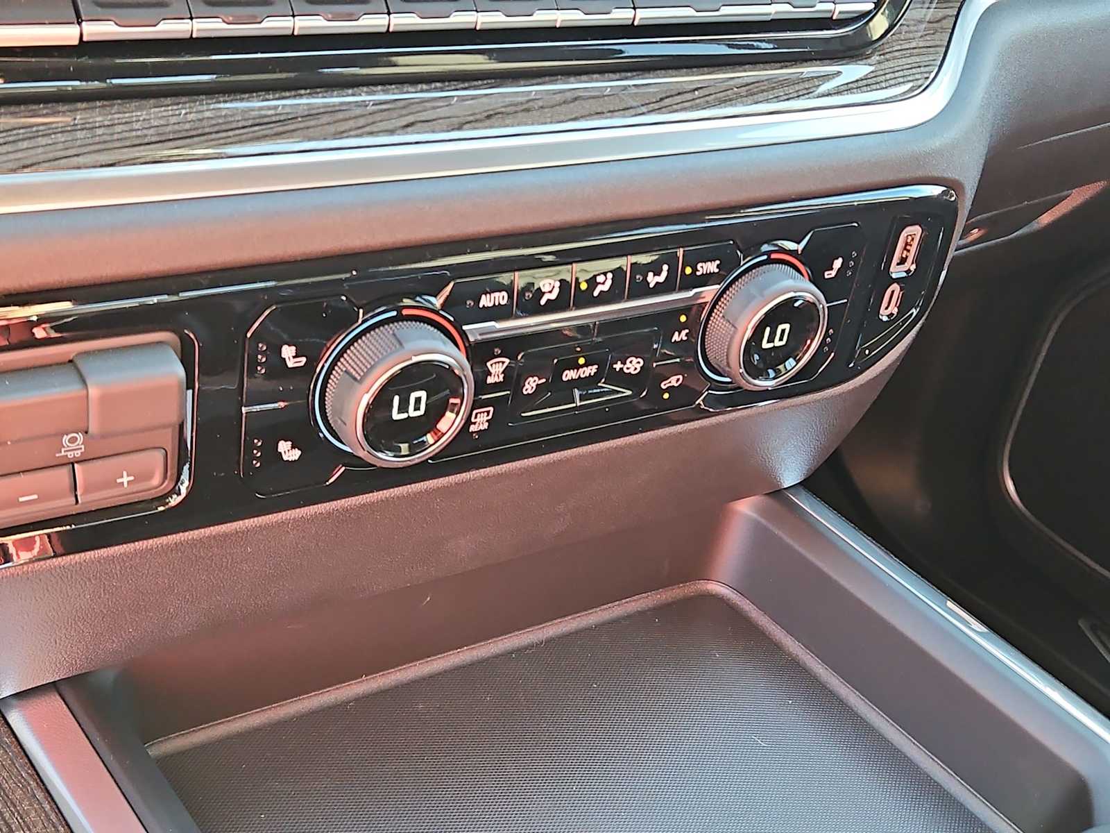 Thumbnail: 2026 Chevrolet Silverado 3500 - 24