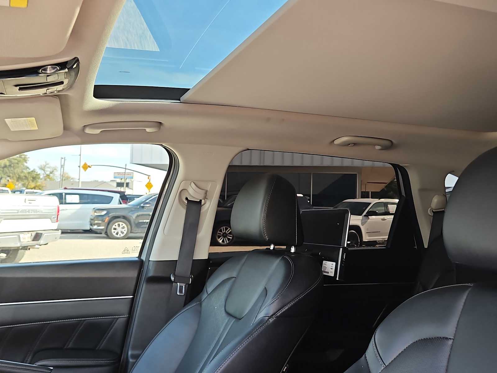 Thumbnail: 2022 Kia Sorento - 18