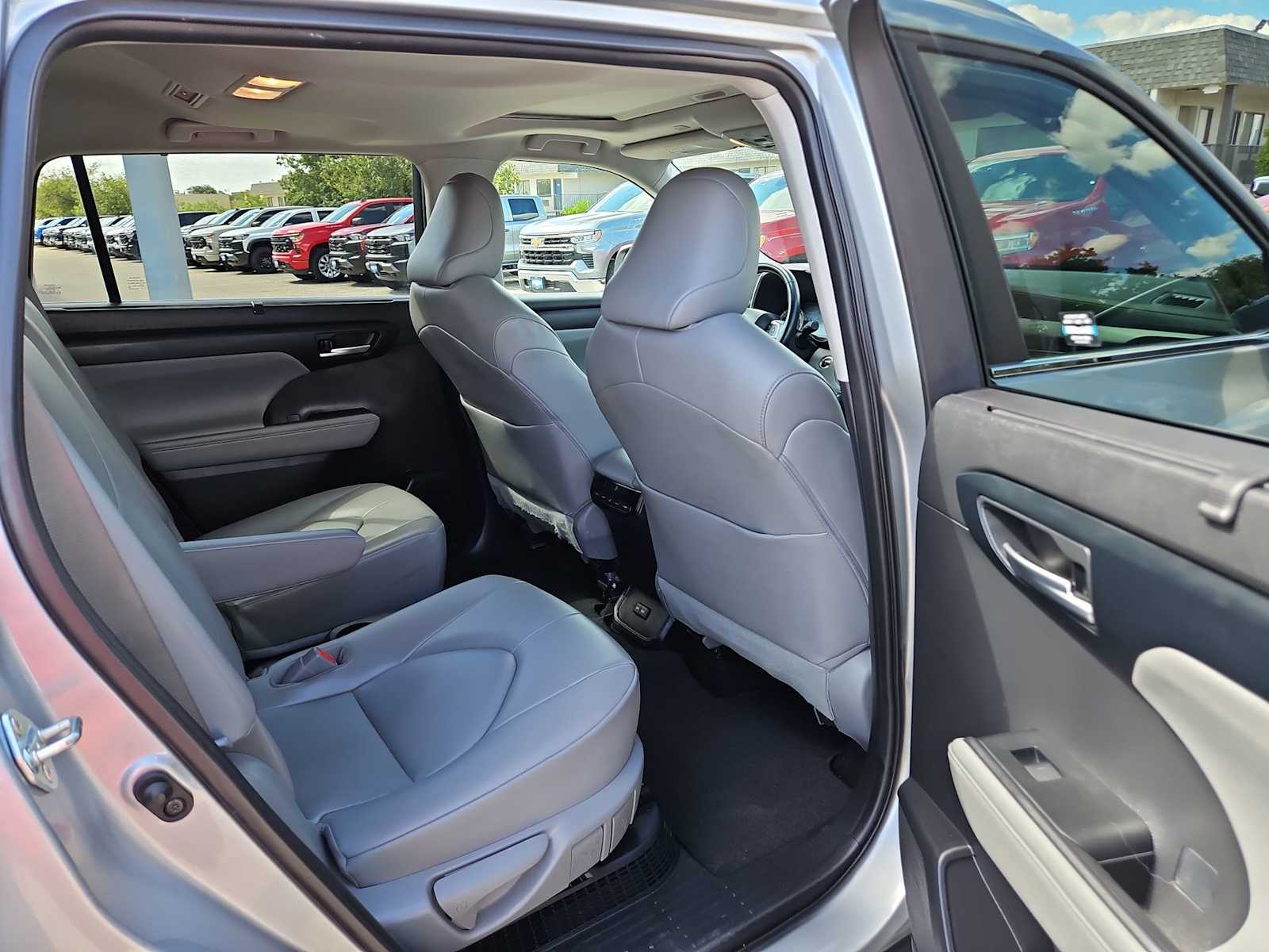 Thumbnail: 2023 Toyota Highlander - 16