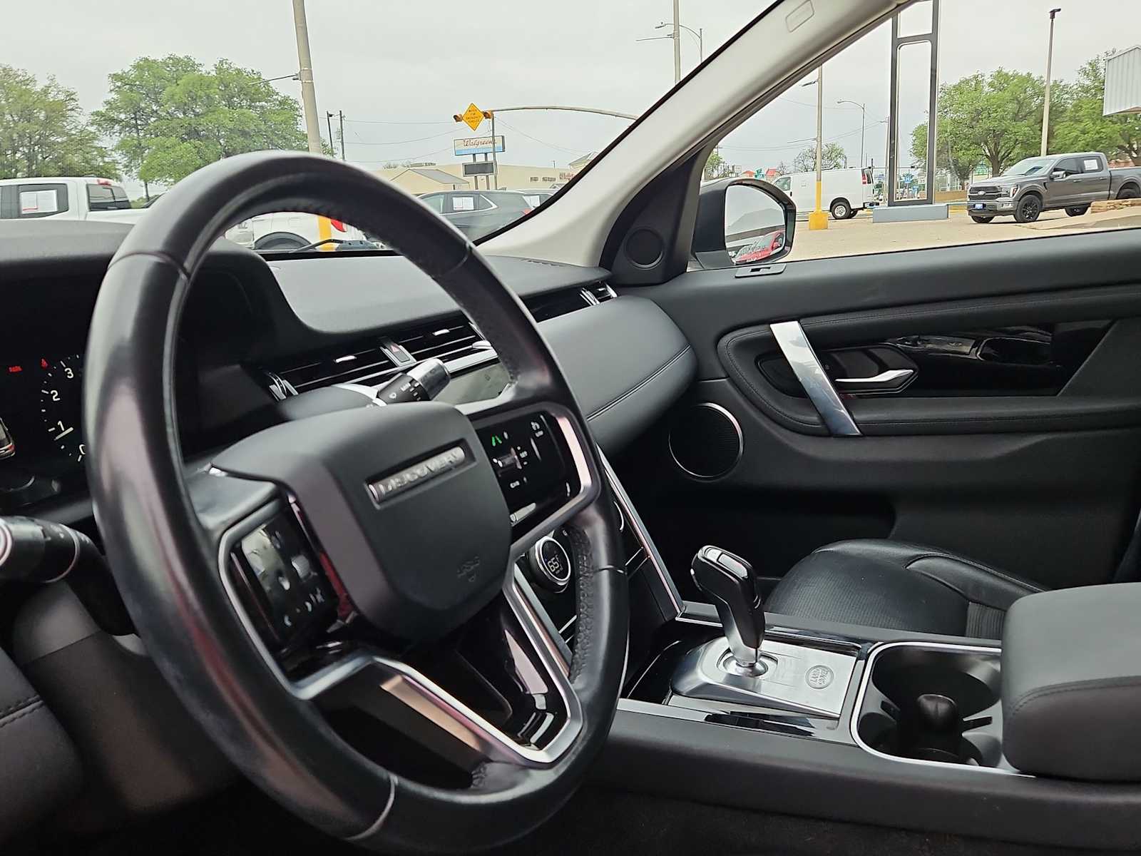 Thumbnail: 2022 Land Rover Discovery Sport - 10