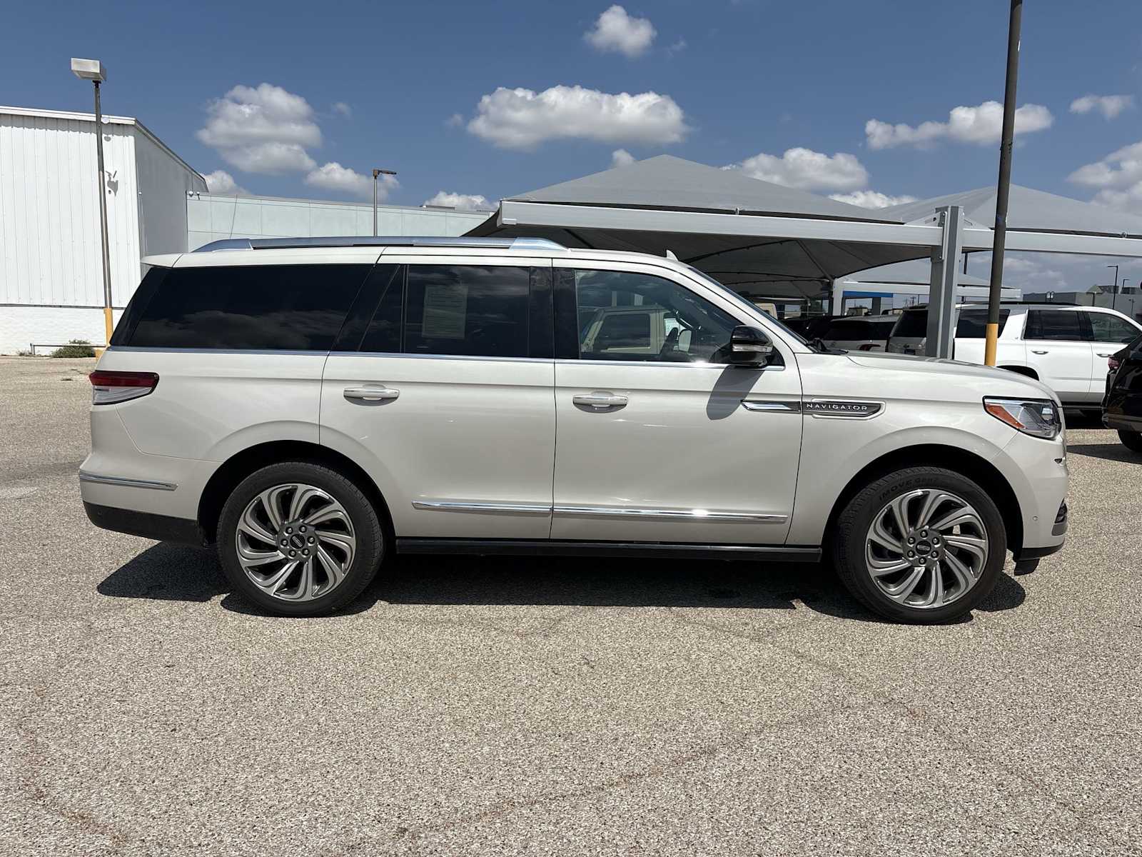 Thumbnail: 2023 Lincoln Navigator - 9