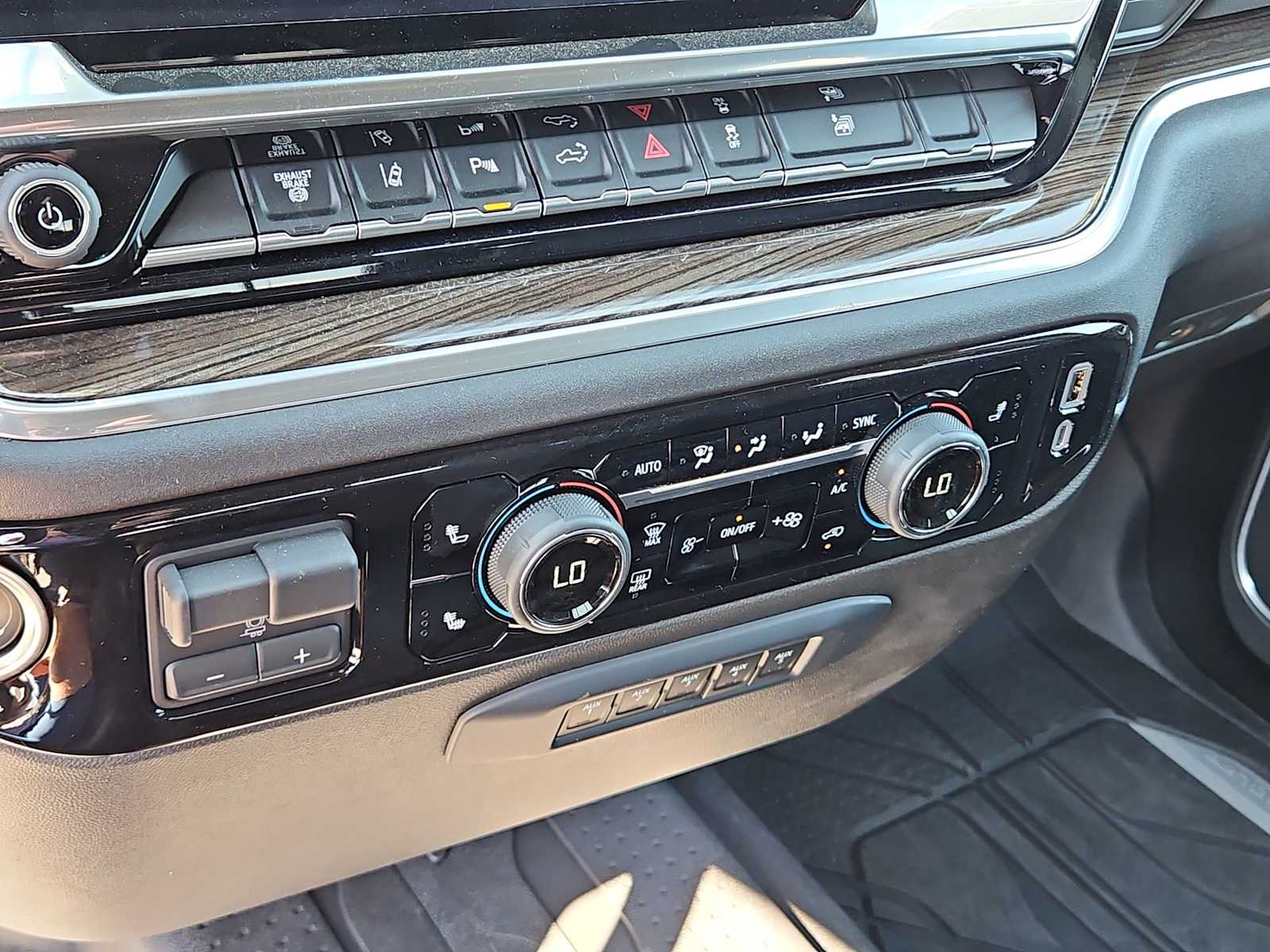 Thumbnail: 2025 Chevrolet Silverado 3500 - 24