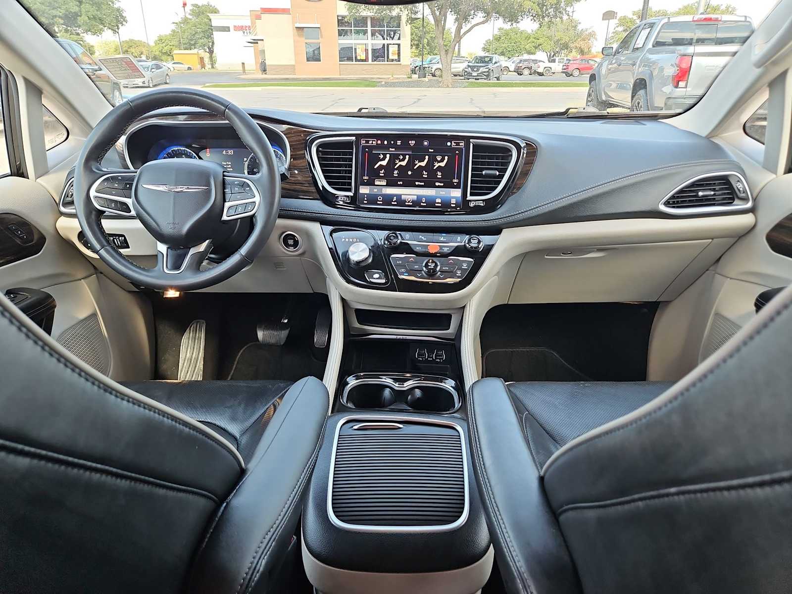 Thumbnail: 2023 Chrysler Pacifica - 10