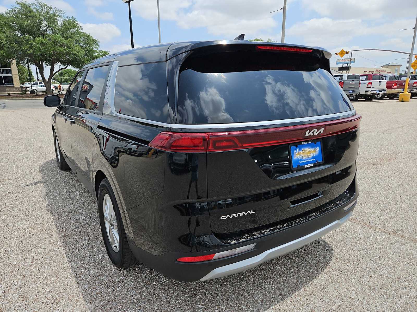 Thumbnail: 2023 Kia Carnival - 4