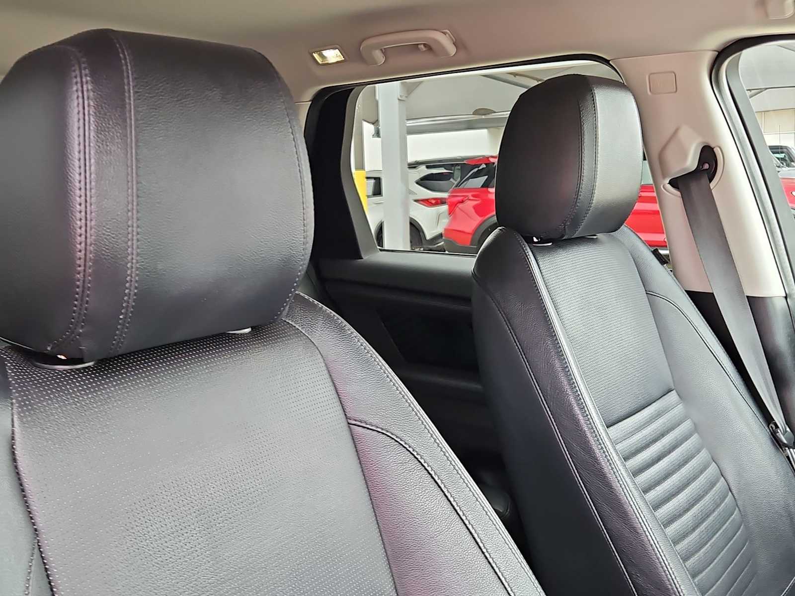 Thumbnail: 2022 Land Rover Discovery Sport - 18