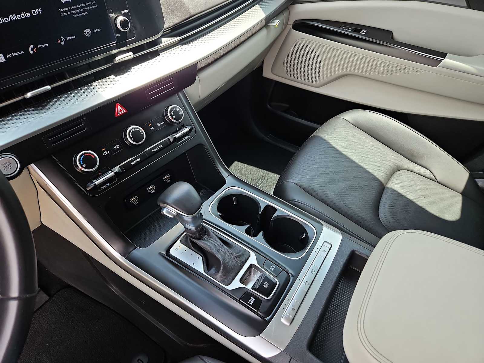 Thumbnail: 2023 Kia Carnival - 16