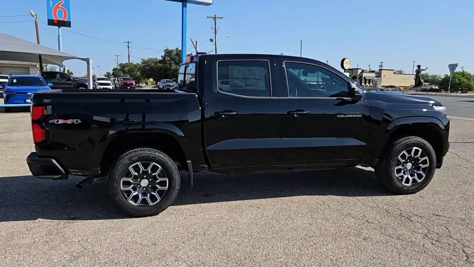 Thumbnail: 2024 Chevrolet Colorado - 8