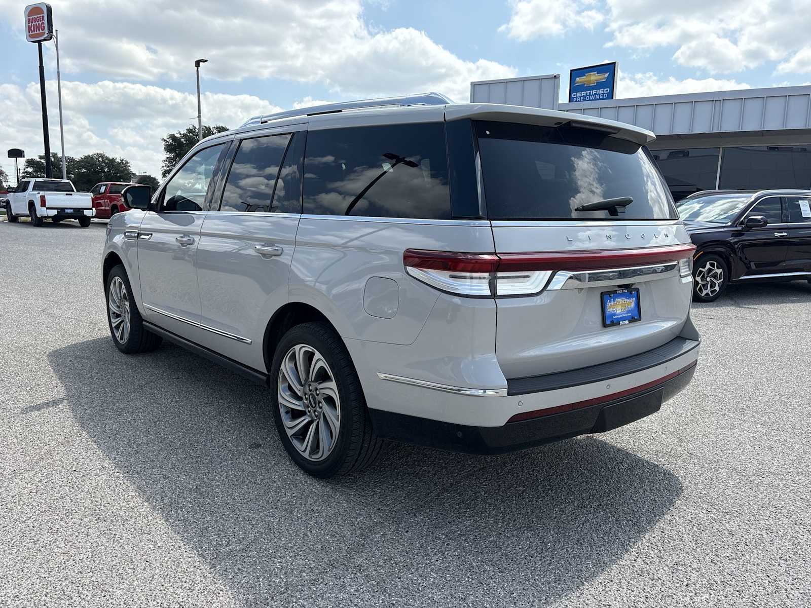 Thumbnail: 2023 Lincoln Navigator - 6