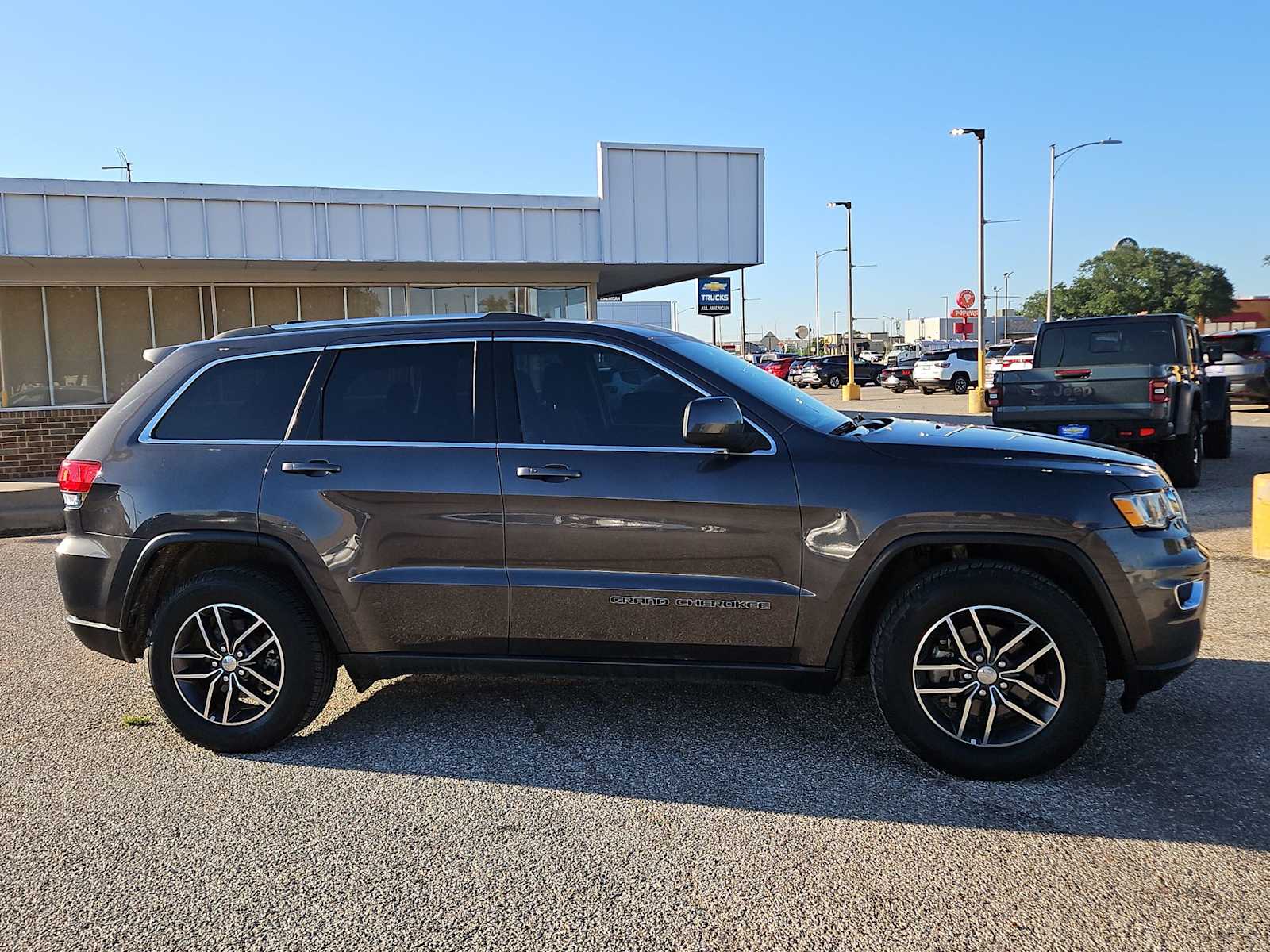 Thumbnail: 2018 Jeep Grand Cherokee - 9