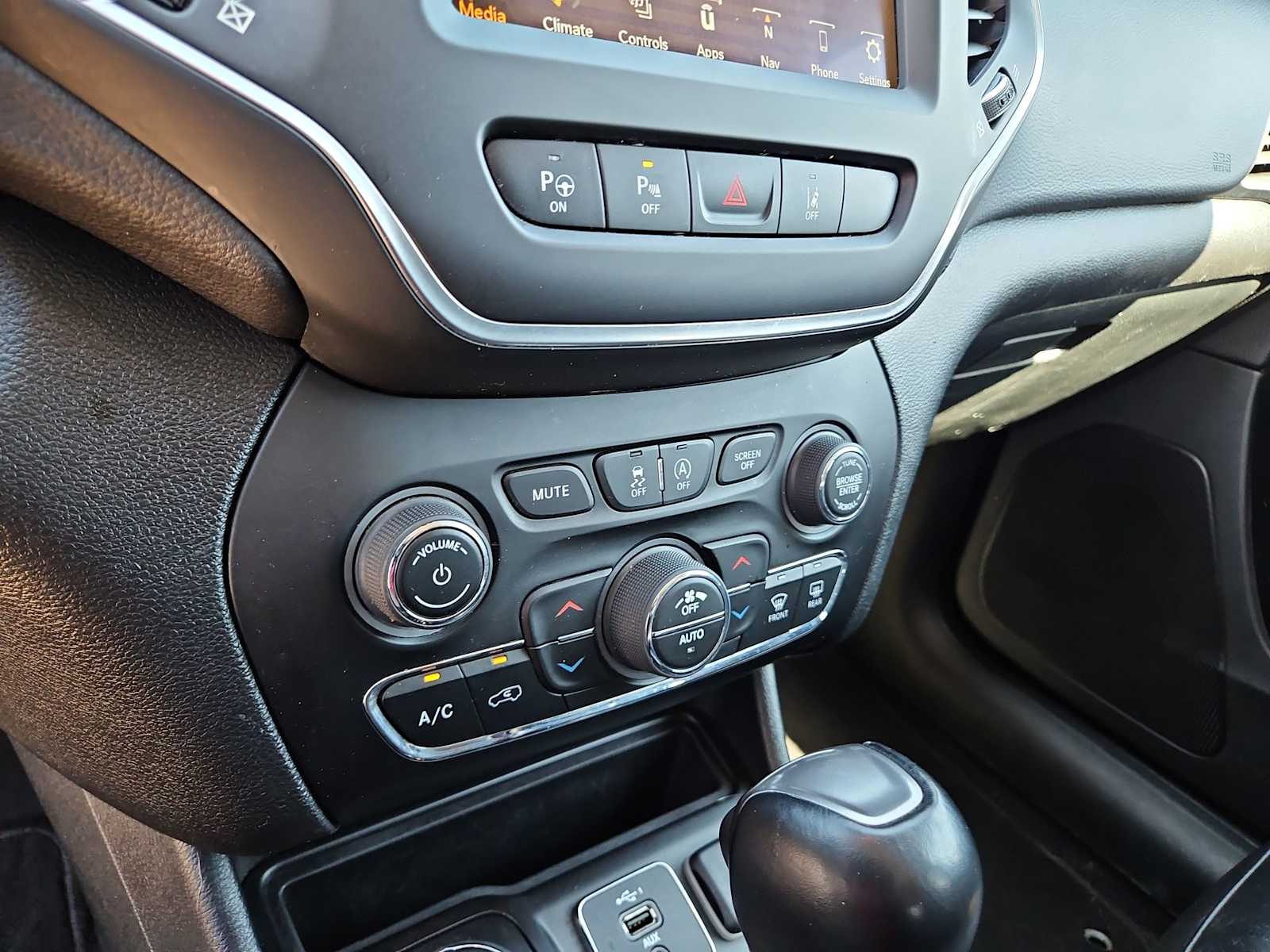 Thumbnail: 2023 Jeep Cherokee - 24