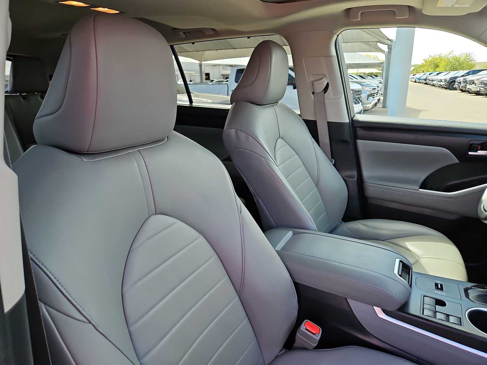 Thumbnail: 2023 Toyota Highlander - 17